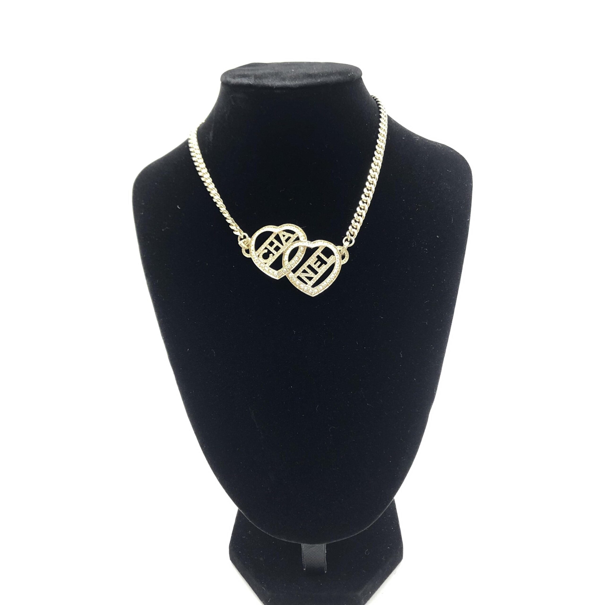 Gargantilla Chanel Corazón Tono Dorado con Logotipo