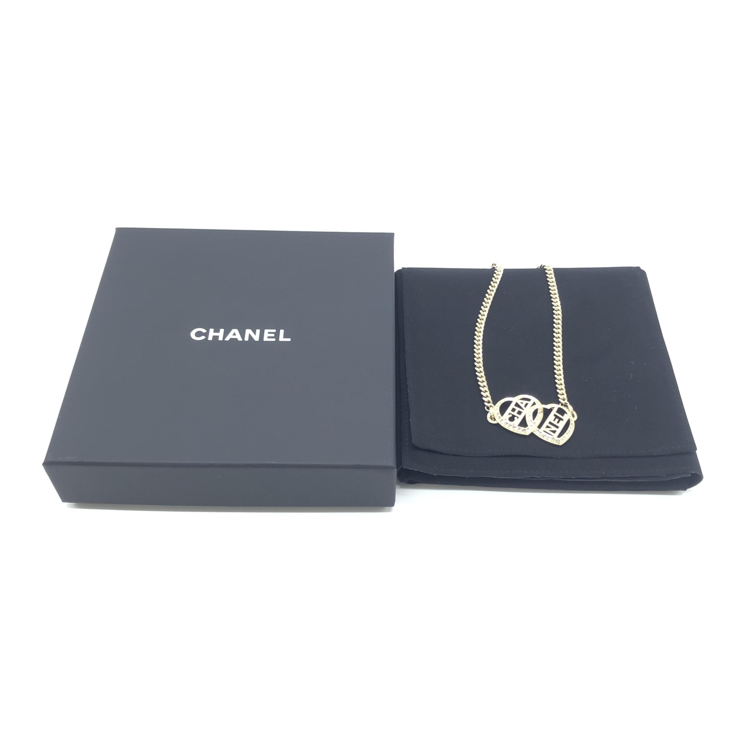 Gargantilla Chanel Corazón Tono Dorado con Logotipo