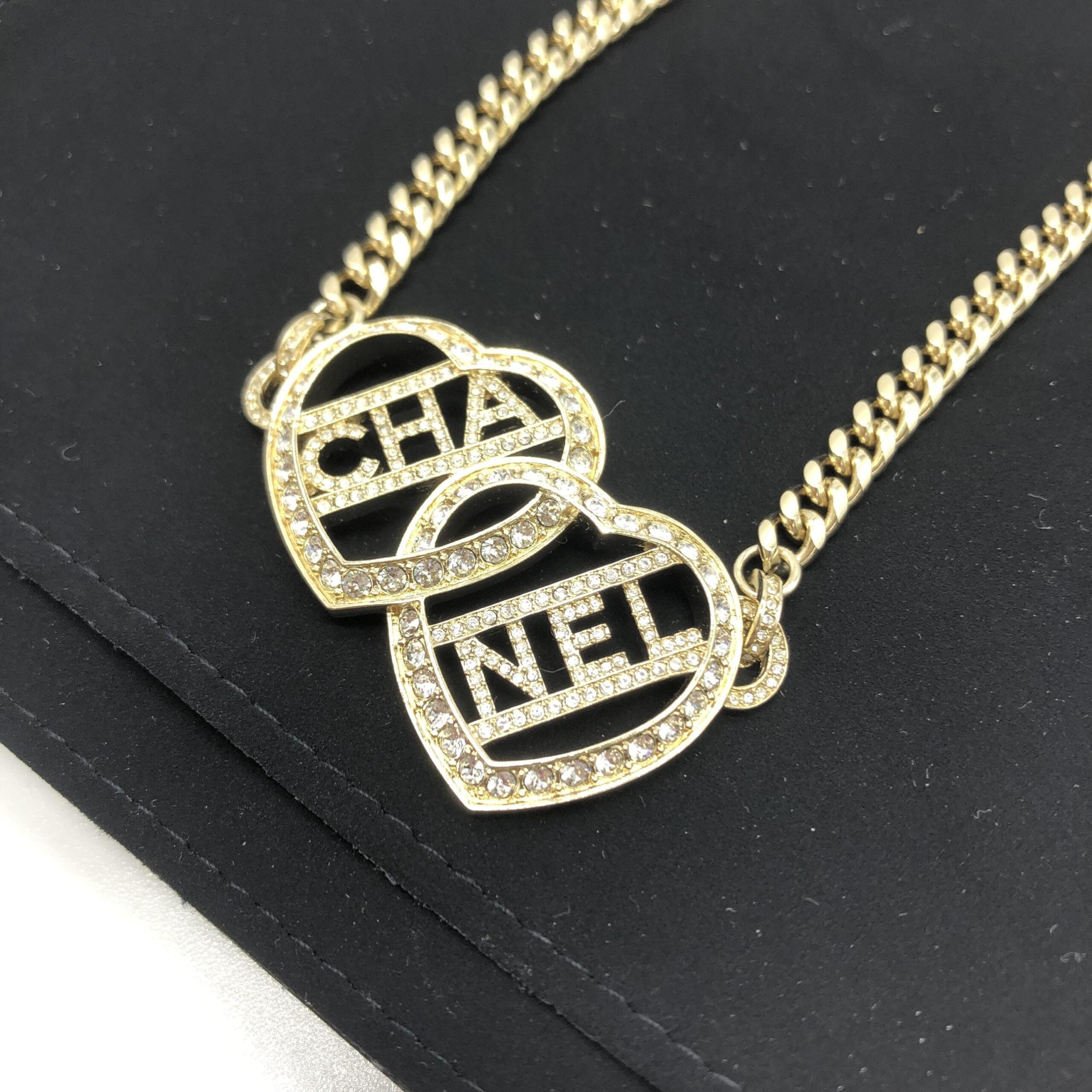 Gargantilla Chanel Corazón Tono Dorado con Logotipo