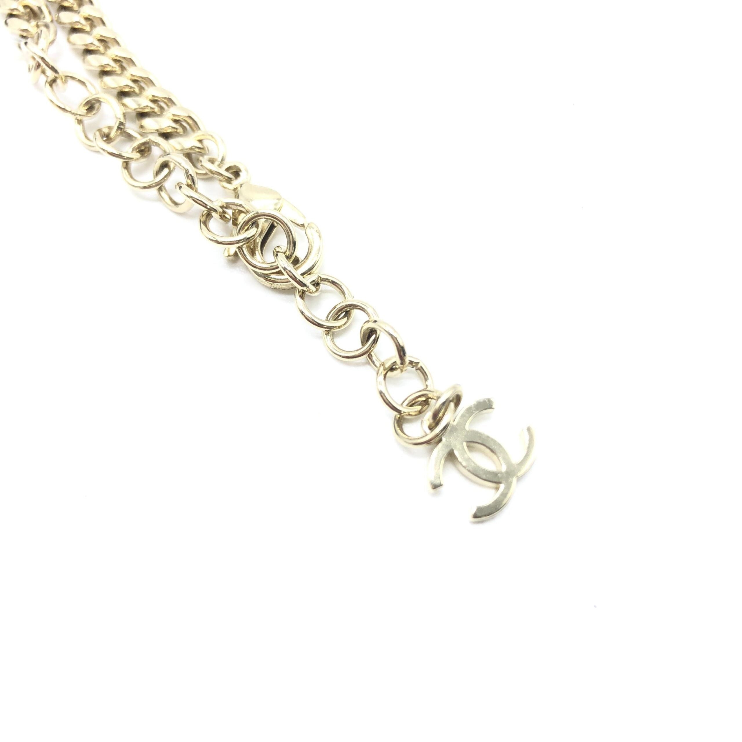 Gargantilla Chanel Corazón Tono Dorado con Logotipo