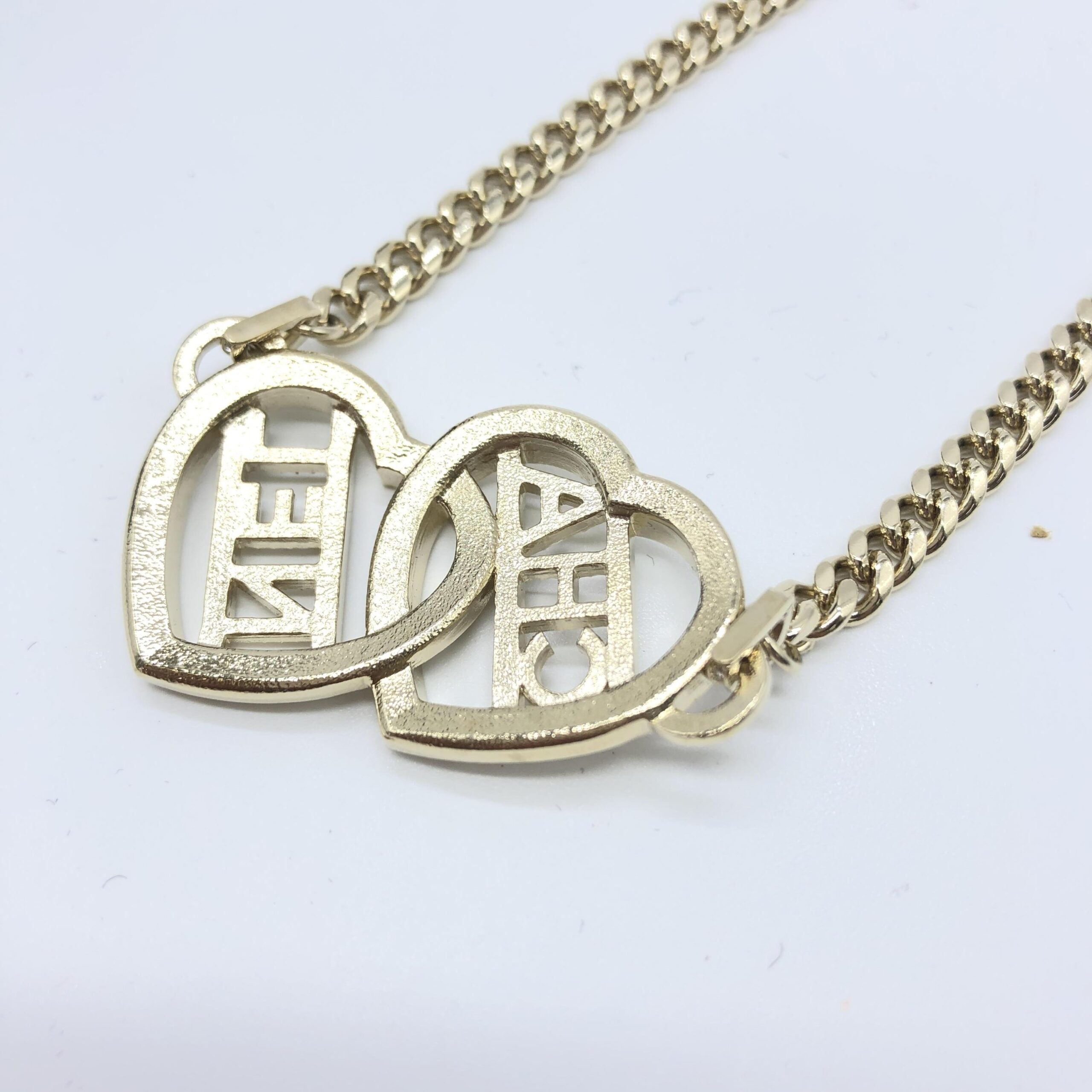 Gargantilla Chanel Corazón Tono Dorado con Logotipo