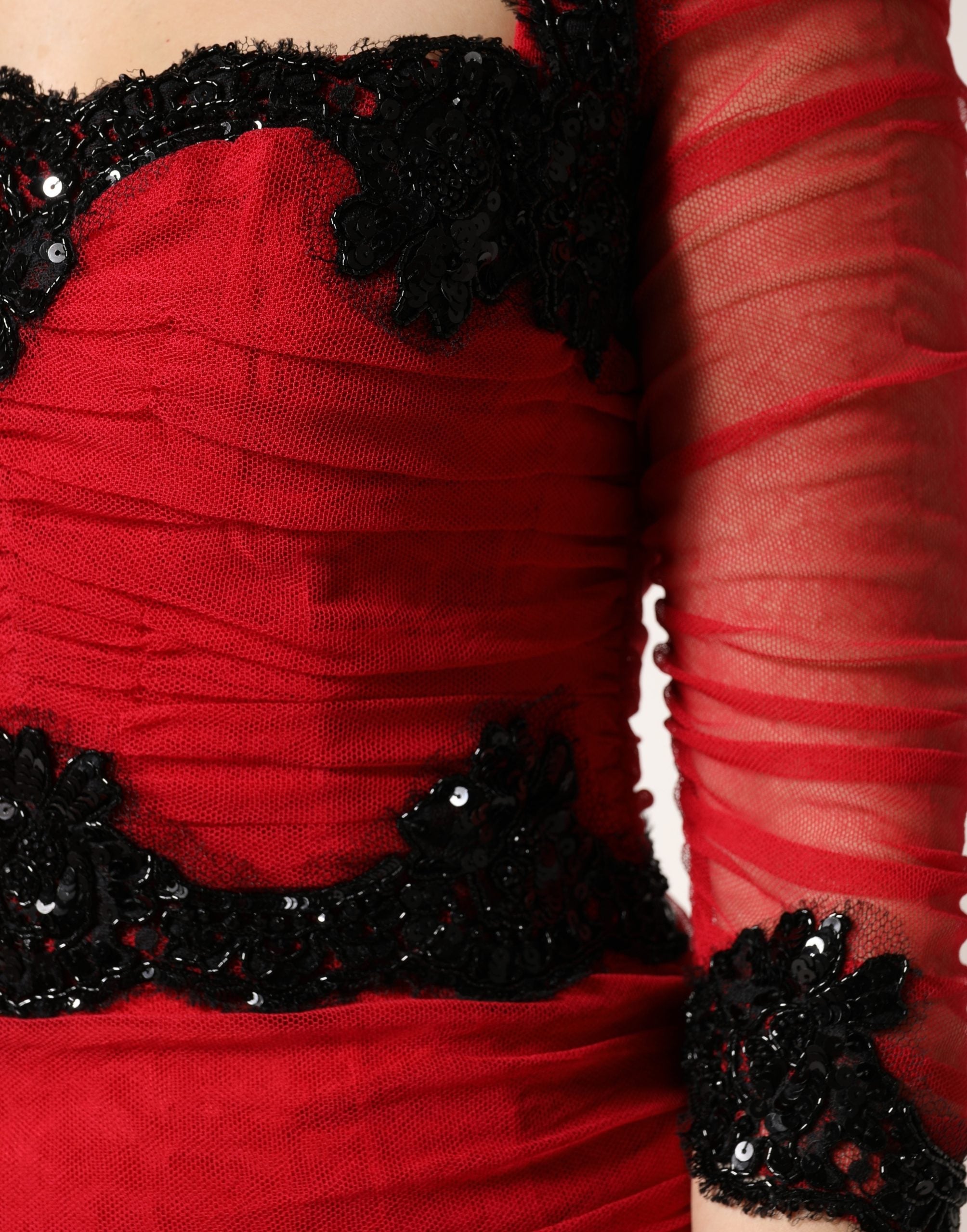 Vestido midi tubo ceñido de Dolce & Gabbana con ribete de malla rojo