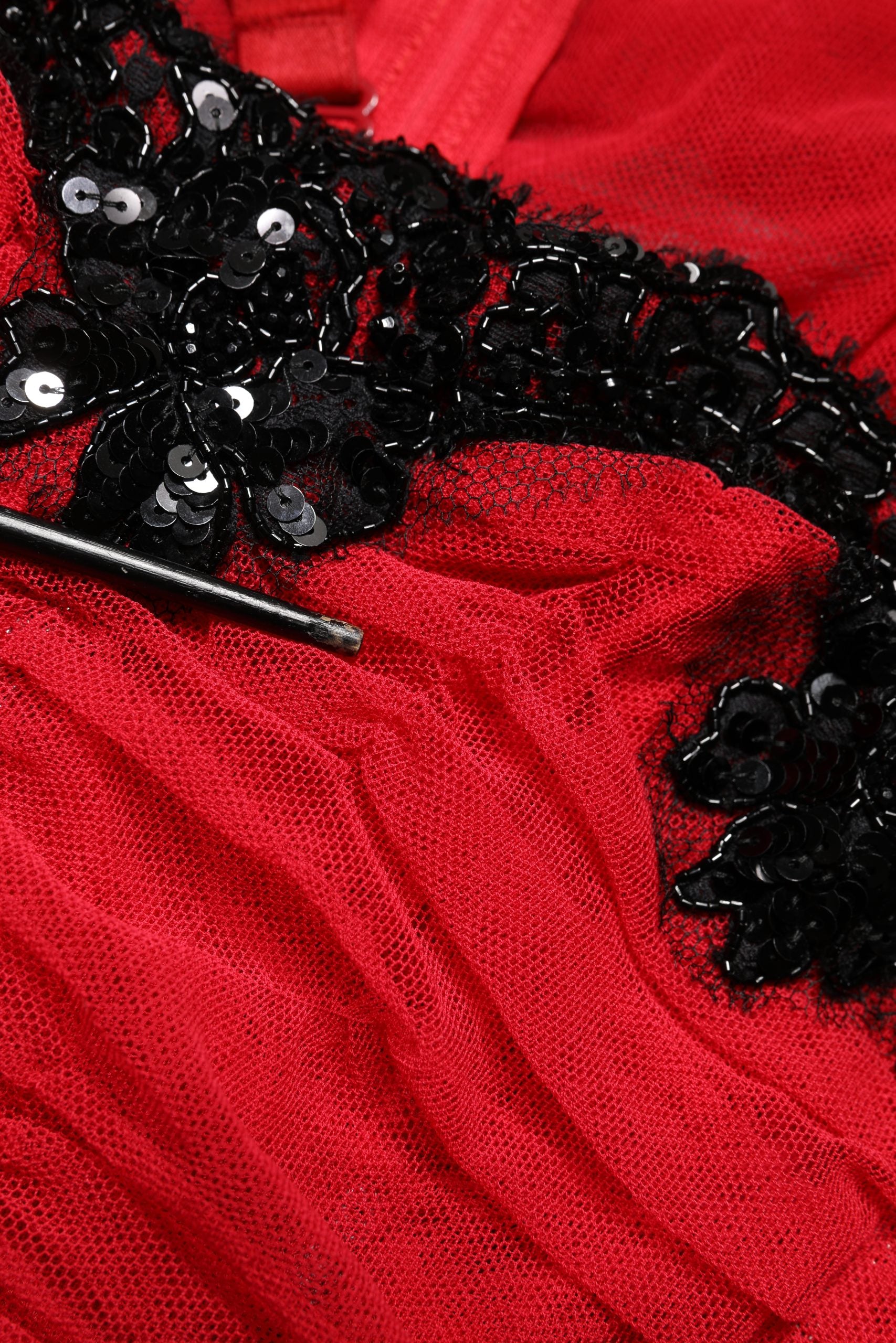 Vestido midi tubo ceñido de Dolce & Gabbana con ribete de malla rojo