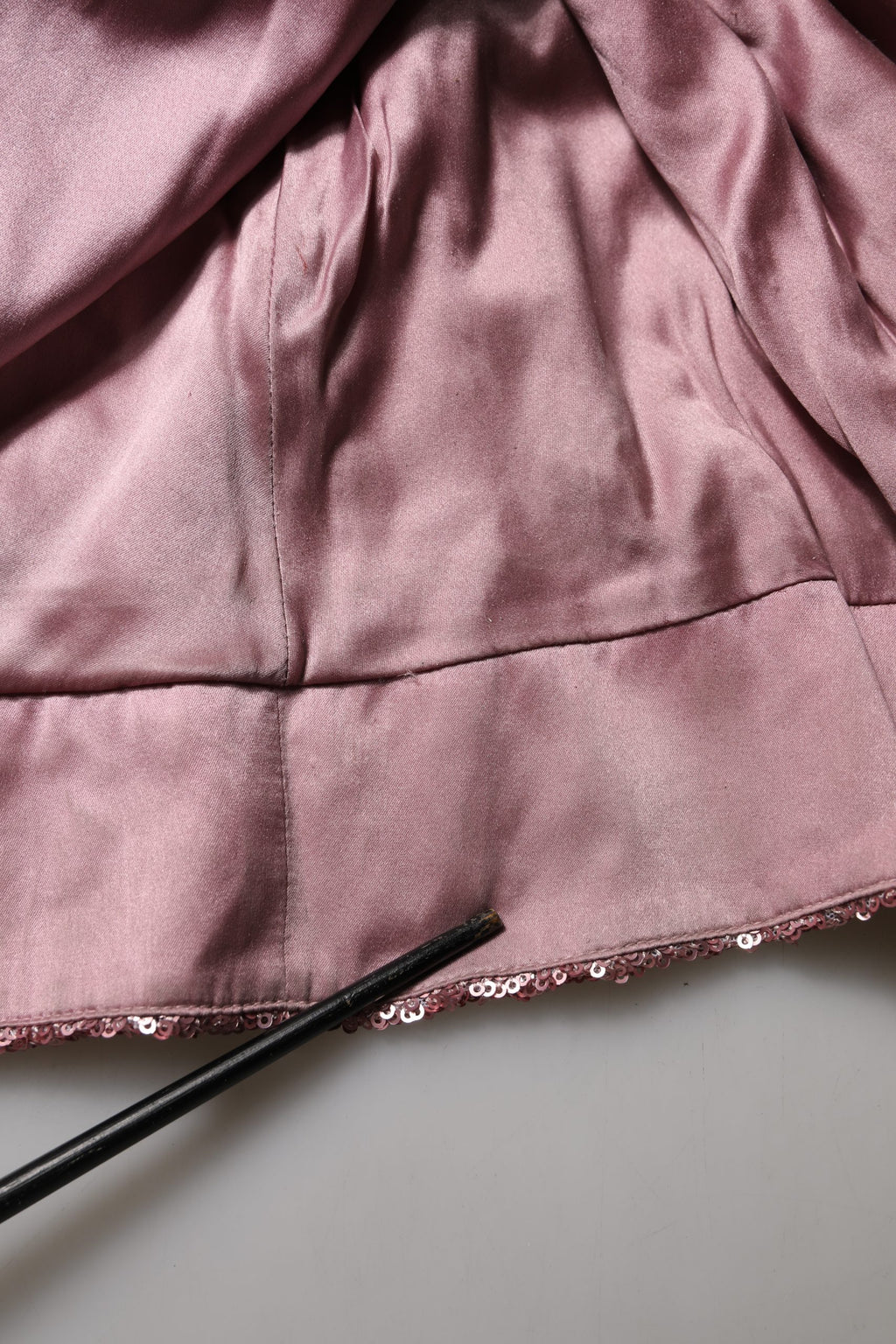 Vestido de noche largo con lentejuelas y adornos rosa de Dolce & Gabbana