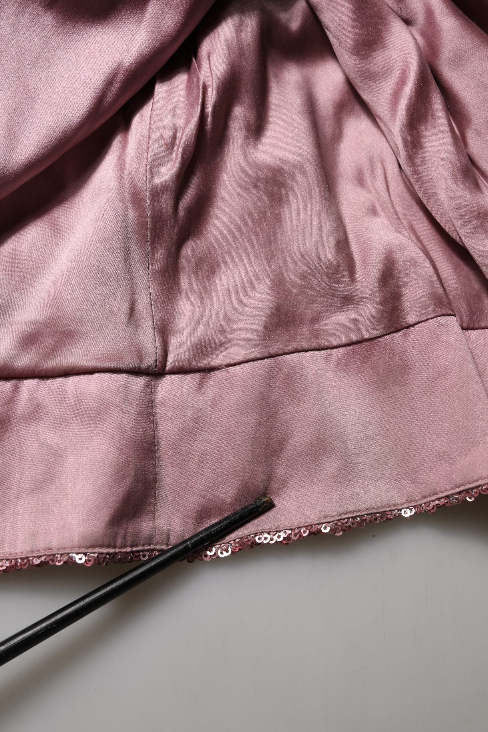 Vestido de noche largo con lentejuelas y adornos rosa de Dolce & Gabbana