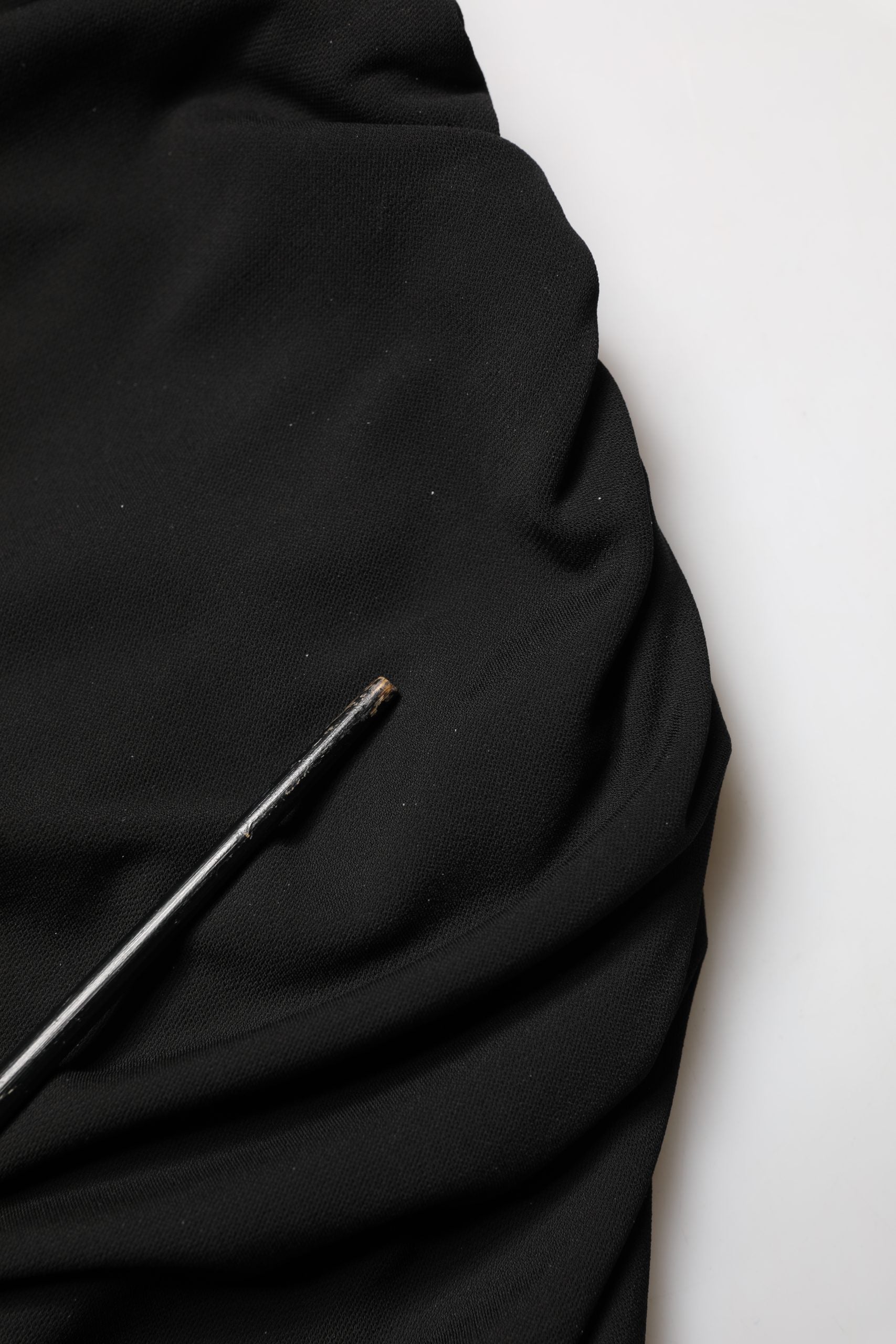 Vestido Dolce & Gabbana negro de jersey a media pierna fruncido con aberturas