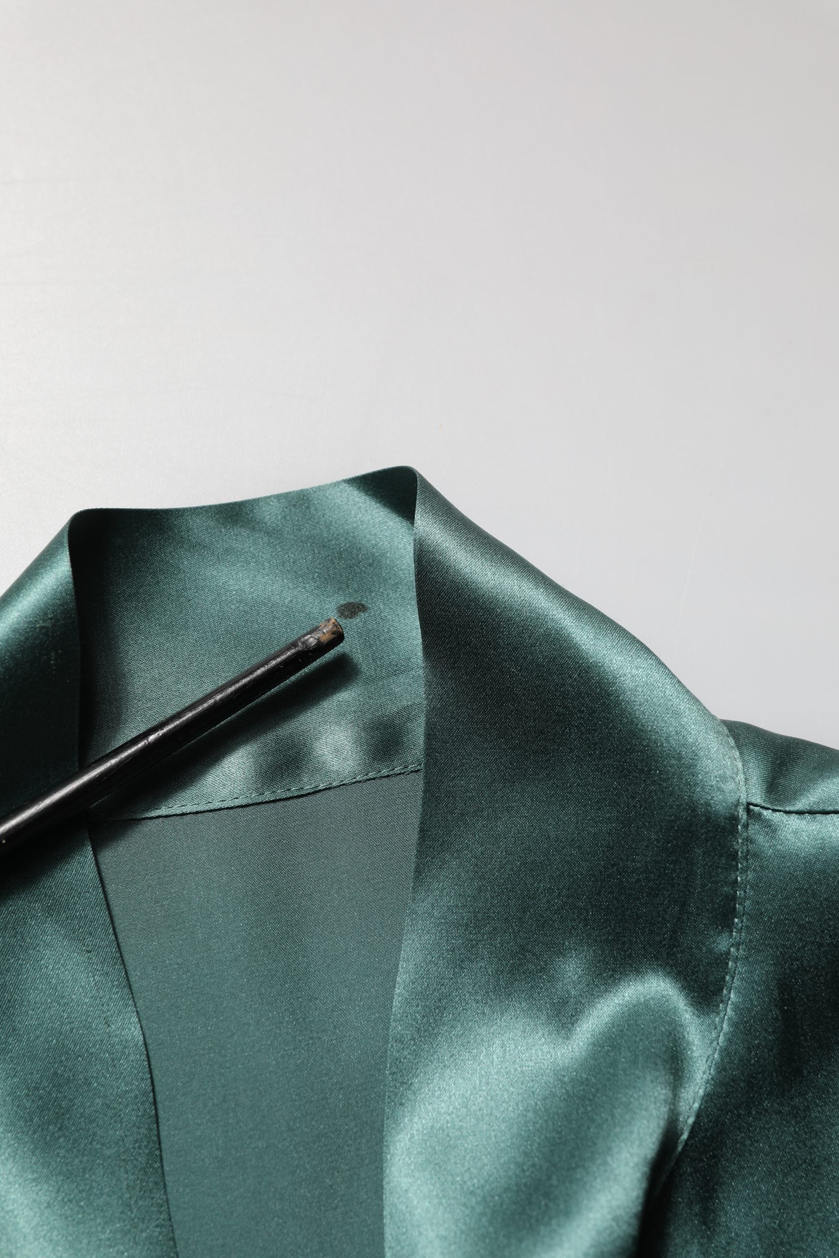 Blusa de satén de seda verde oscuro Dolce & Gabbana con lazo en el cuello