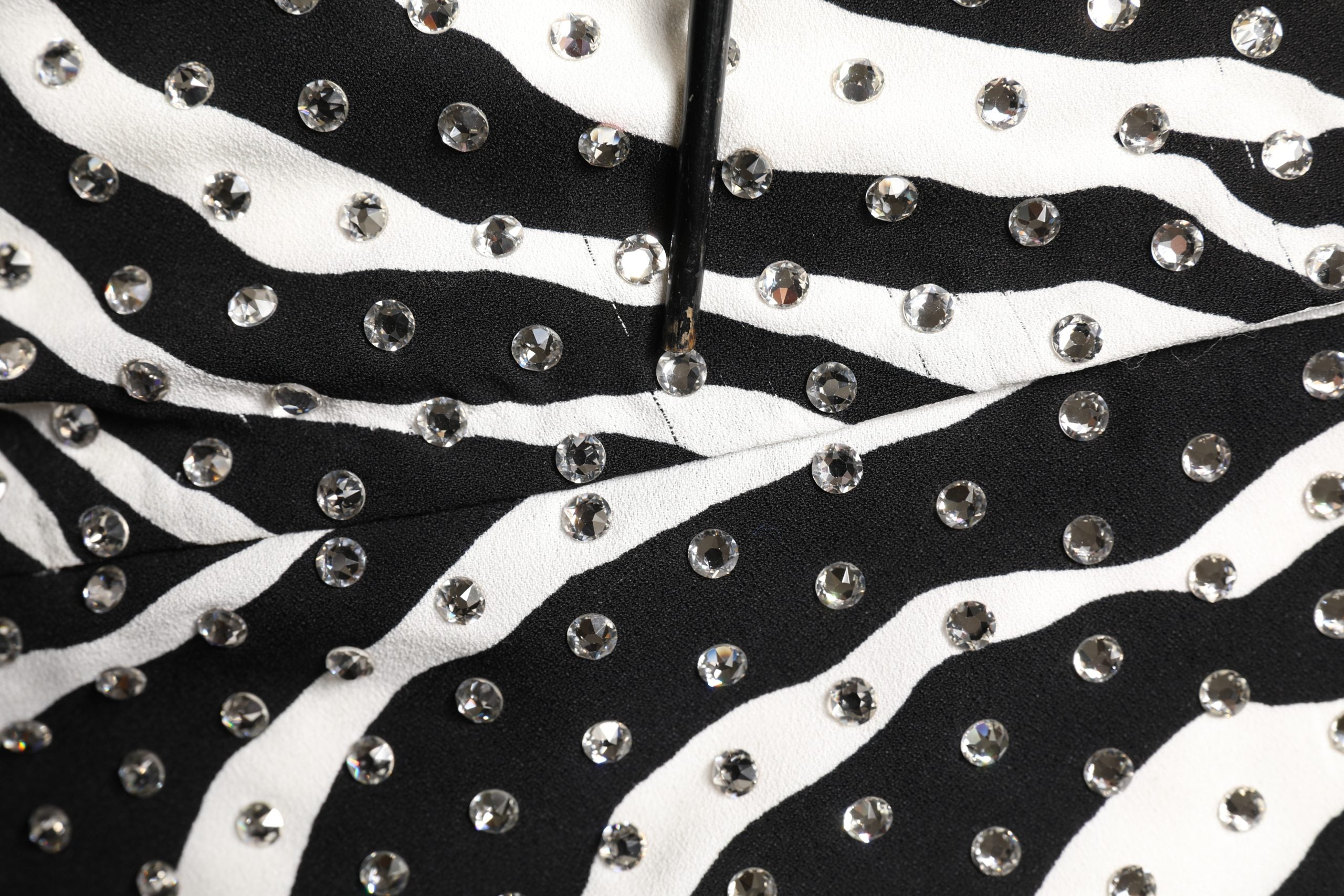 Vestido Dolce & Gabbana de cebra blanco y negro con adornos de cristal