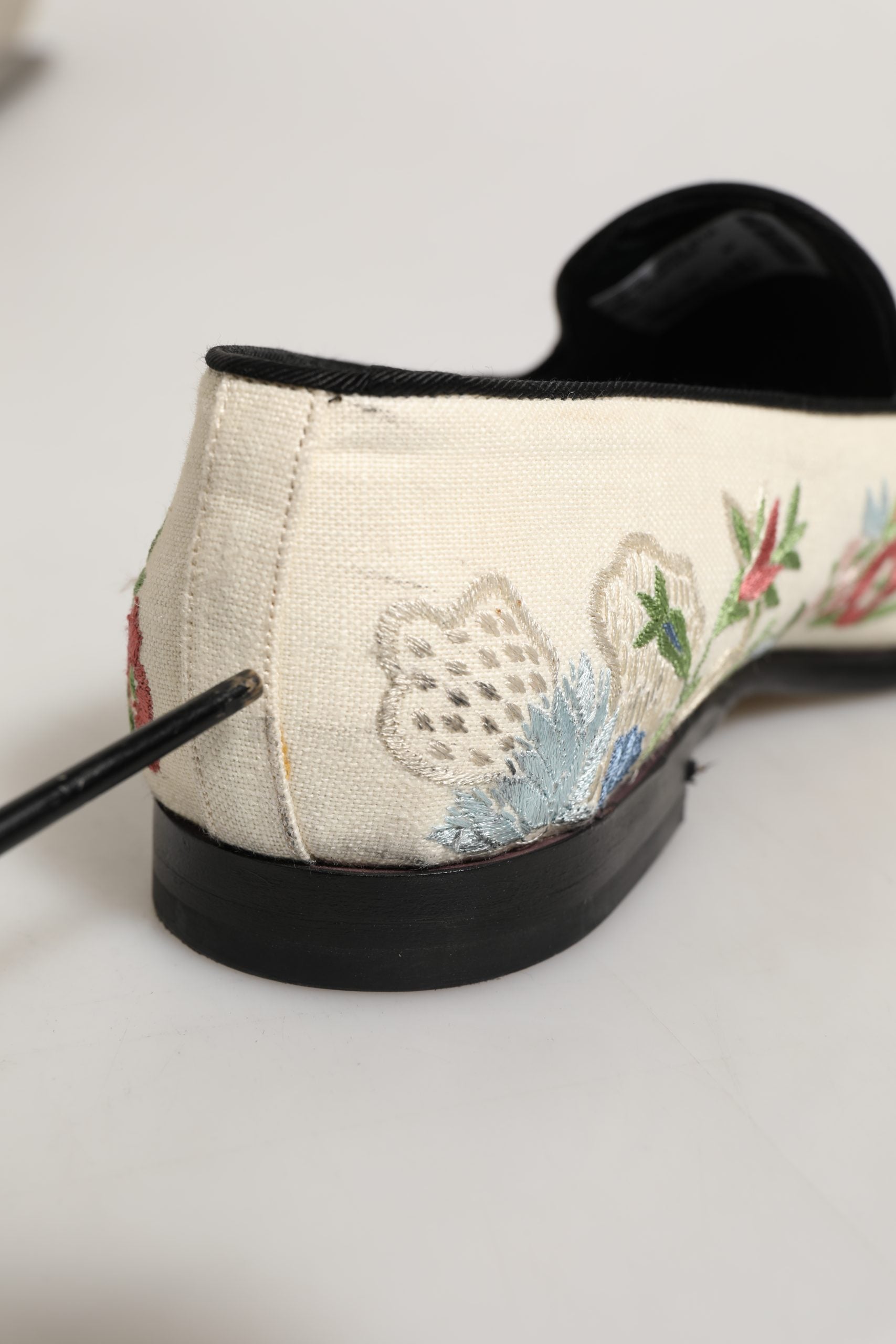 Zapatos mocasines Dolce & Gabbana blancos con bordado floral