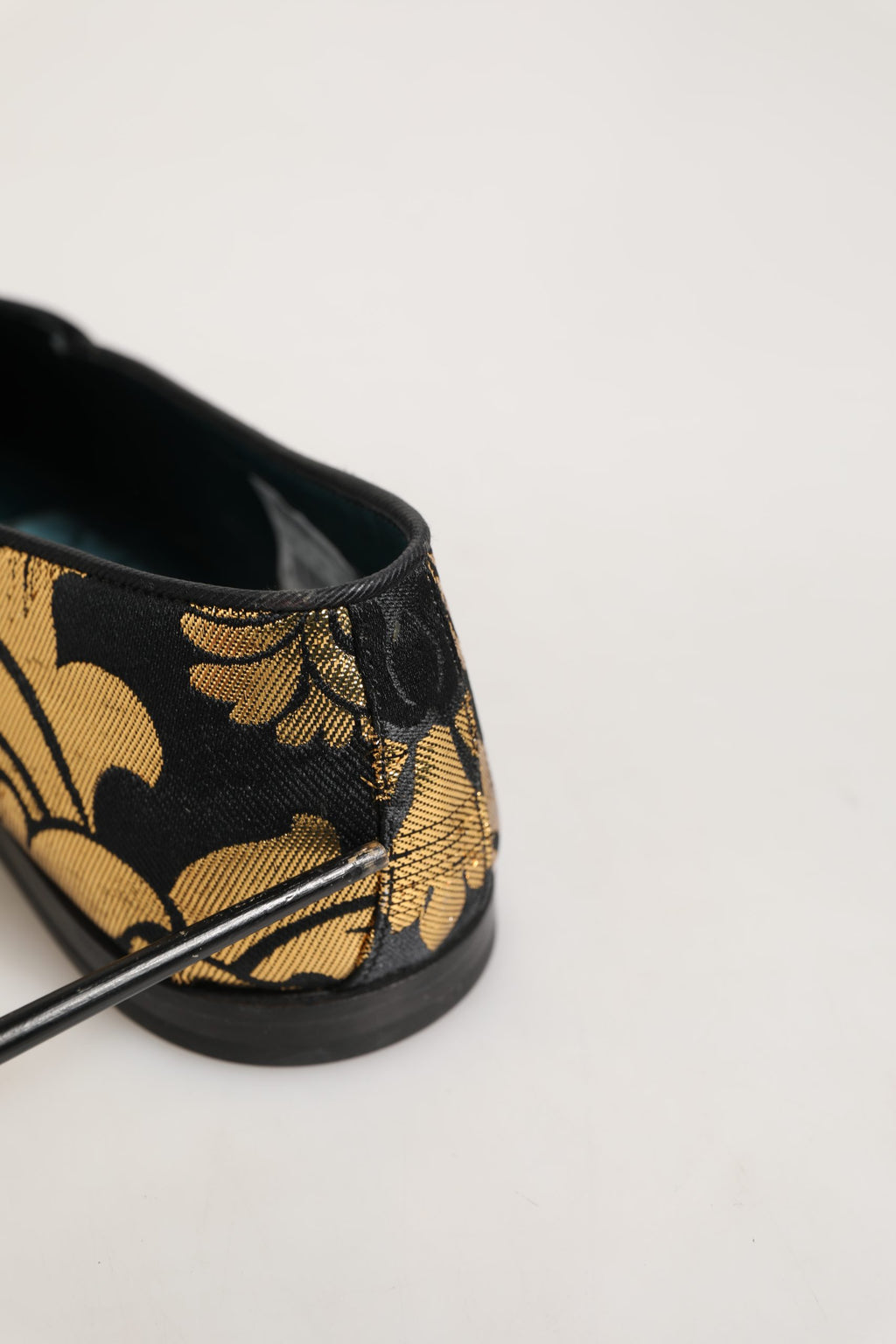Zapatos Mocasines Dolce & Gabbana Negros Dorados con Diseño Floral de Jacquard