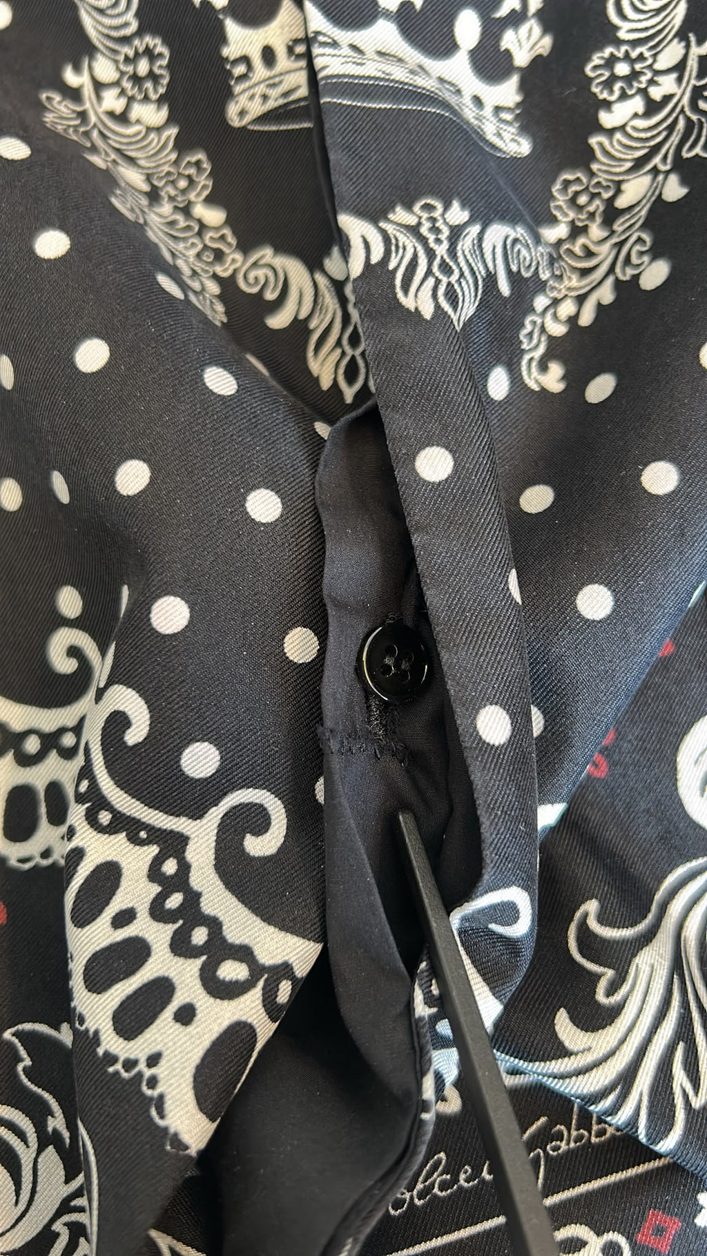 Camisa de vestir formal Dolce & Gabbana negra y blanca con estampado de pañuelo en dorado