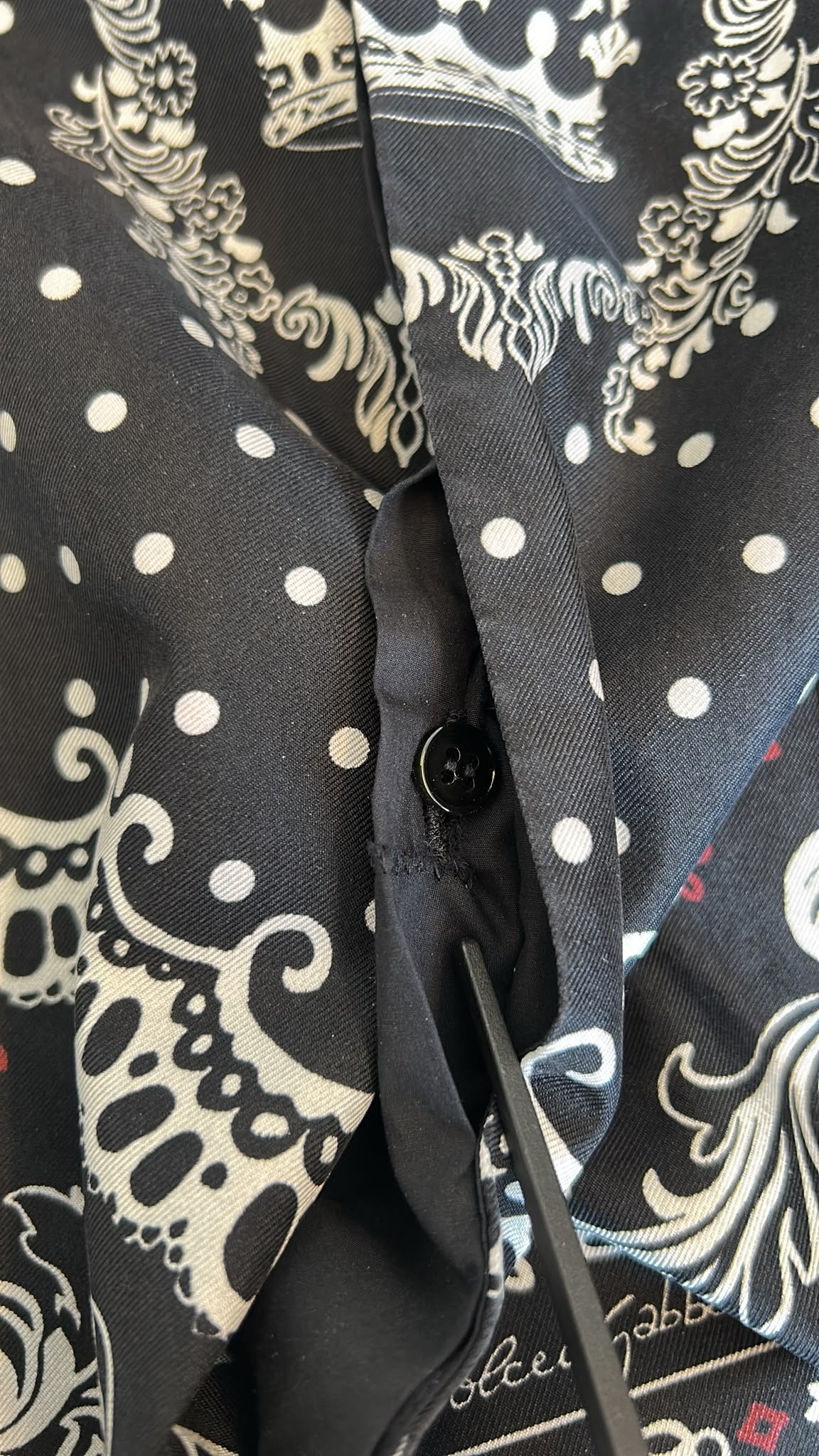 Camisa de vestir formal Dolce & Gabbana negra y blanca con estampado de pañuelo en dorado