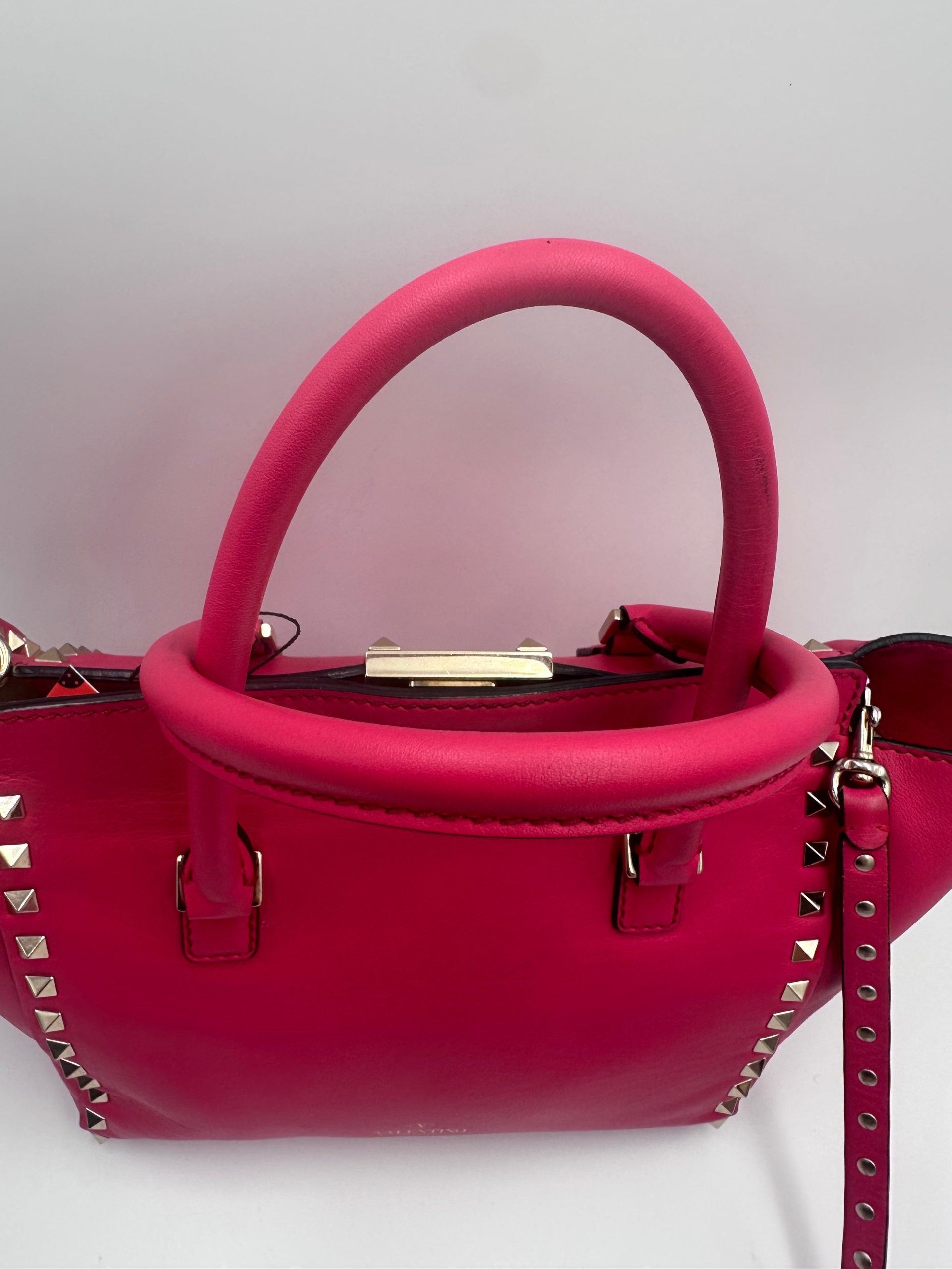 Bolso de mano mediano Rockstud de Valentino Garavani rosa