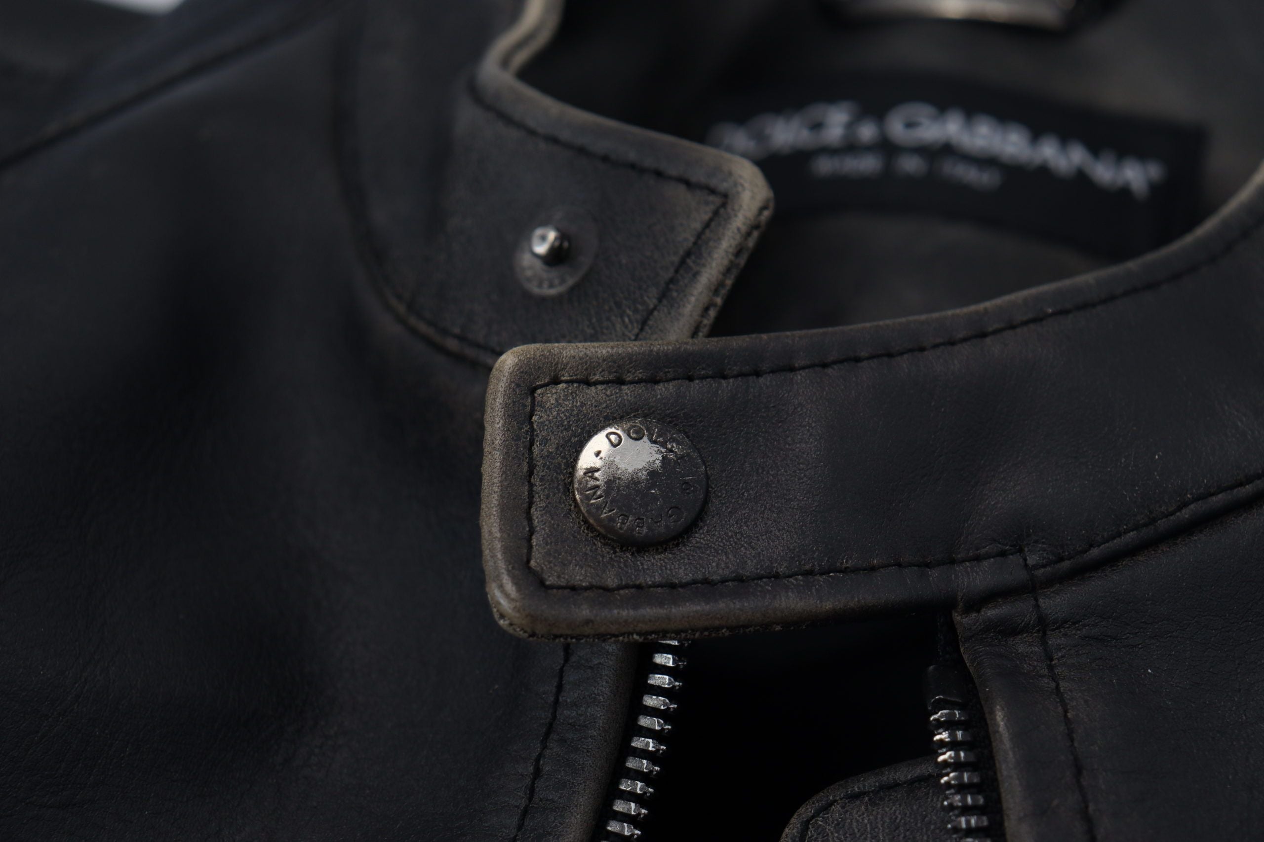 Chaqueta elegante de cuero negro Dolce & Gabbana con detalles plateados