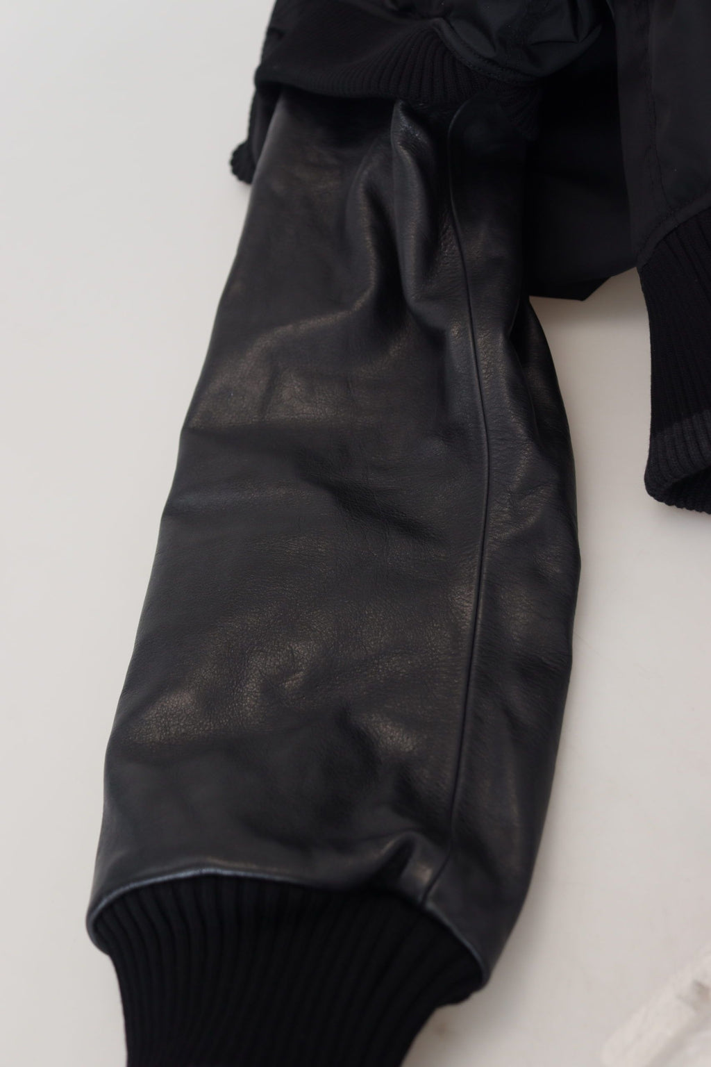 Chaqueta bomber de Dolce & Gabbana elegante, negra, con adornos de cristal