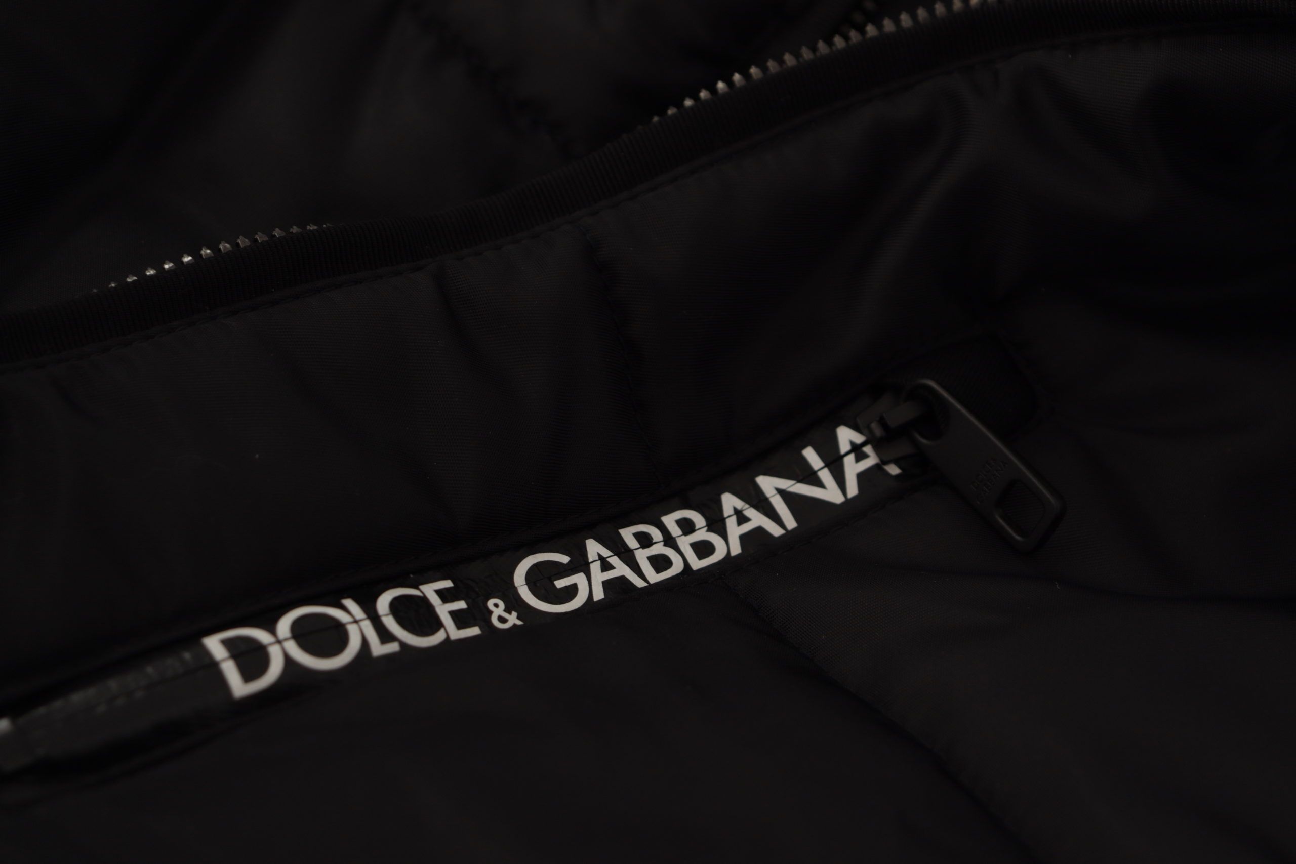 Chaqueta de invierno con capucha elegante negra Dolce & Gabbana