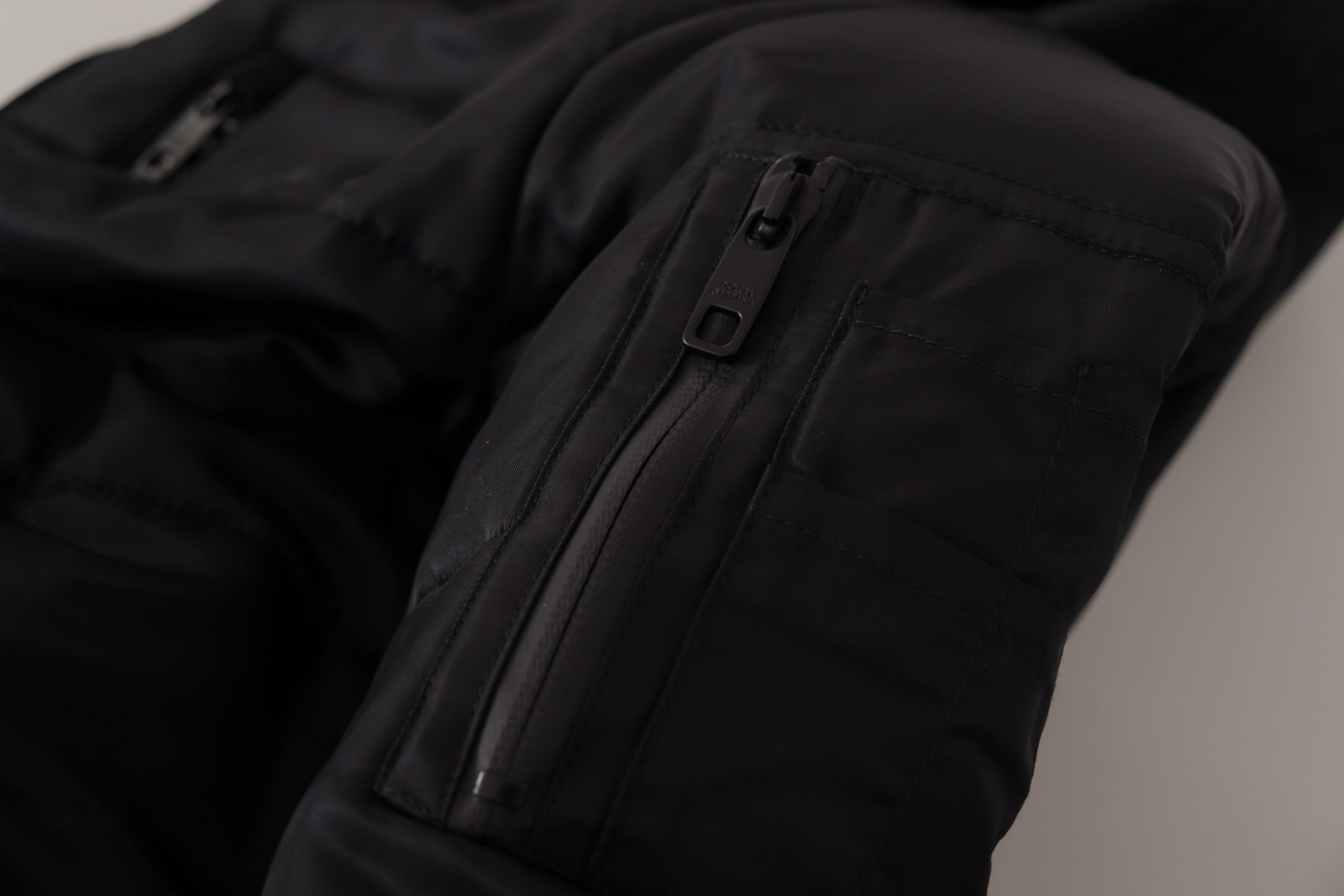 Chaqueta de invierno con capucha elegante negra Dolce & Gabbana