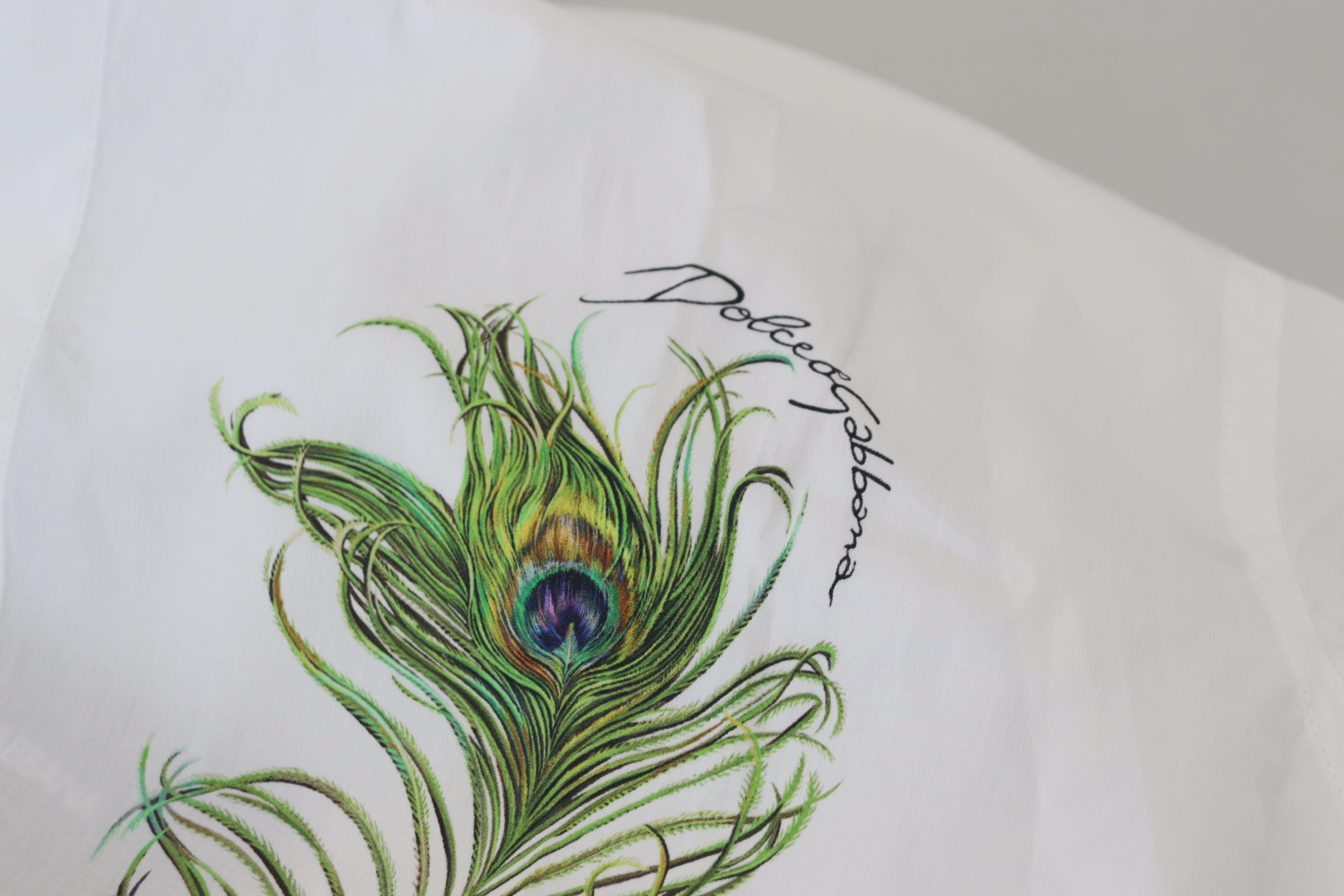 Camisa elegante con plumas de pavo real blancas de Dolce & Gabbana