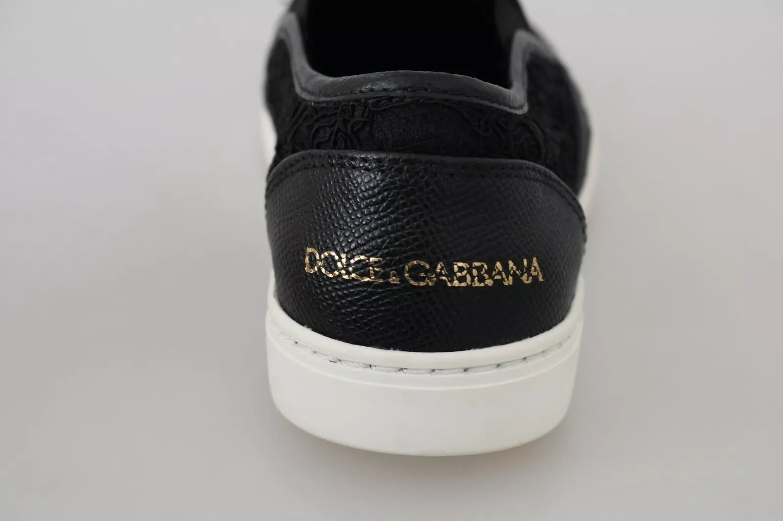 Zapatillas planas sin cordones de cuero negro con encaje y logo Dolce & Gabbana