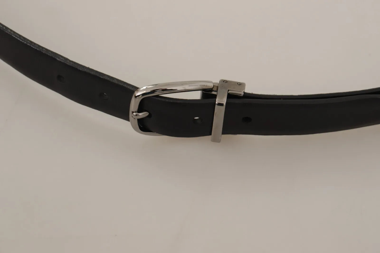 Dolce & Gabbana Cinturón Clásico de Piel Negra con Hebilla de Metal Tono Plateado