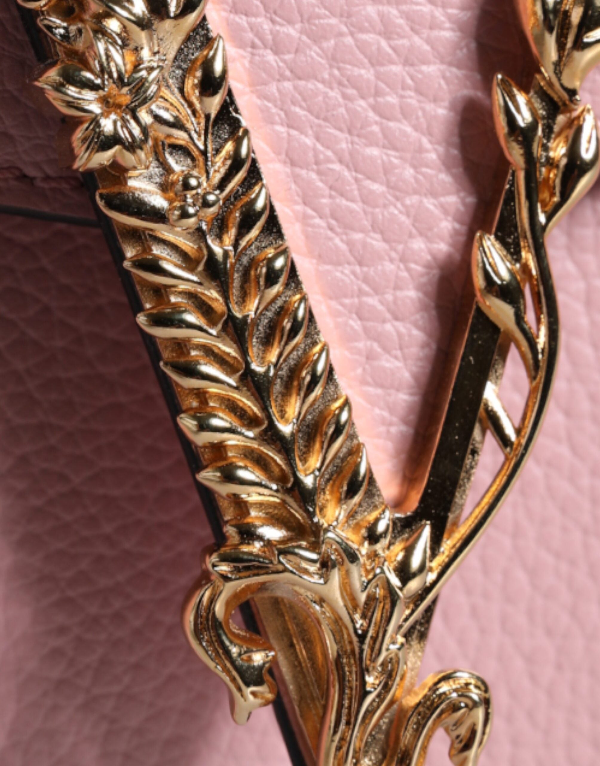 Bolso de hombro cruzado Versace de cuero de becerro granulado rosa con logotipo