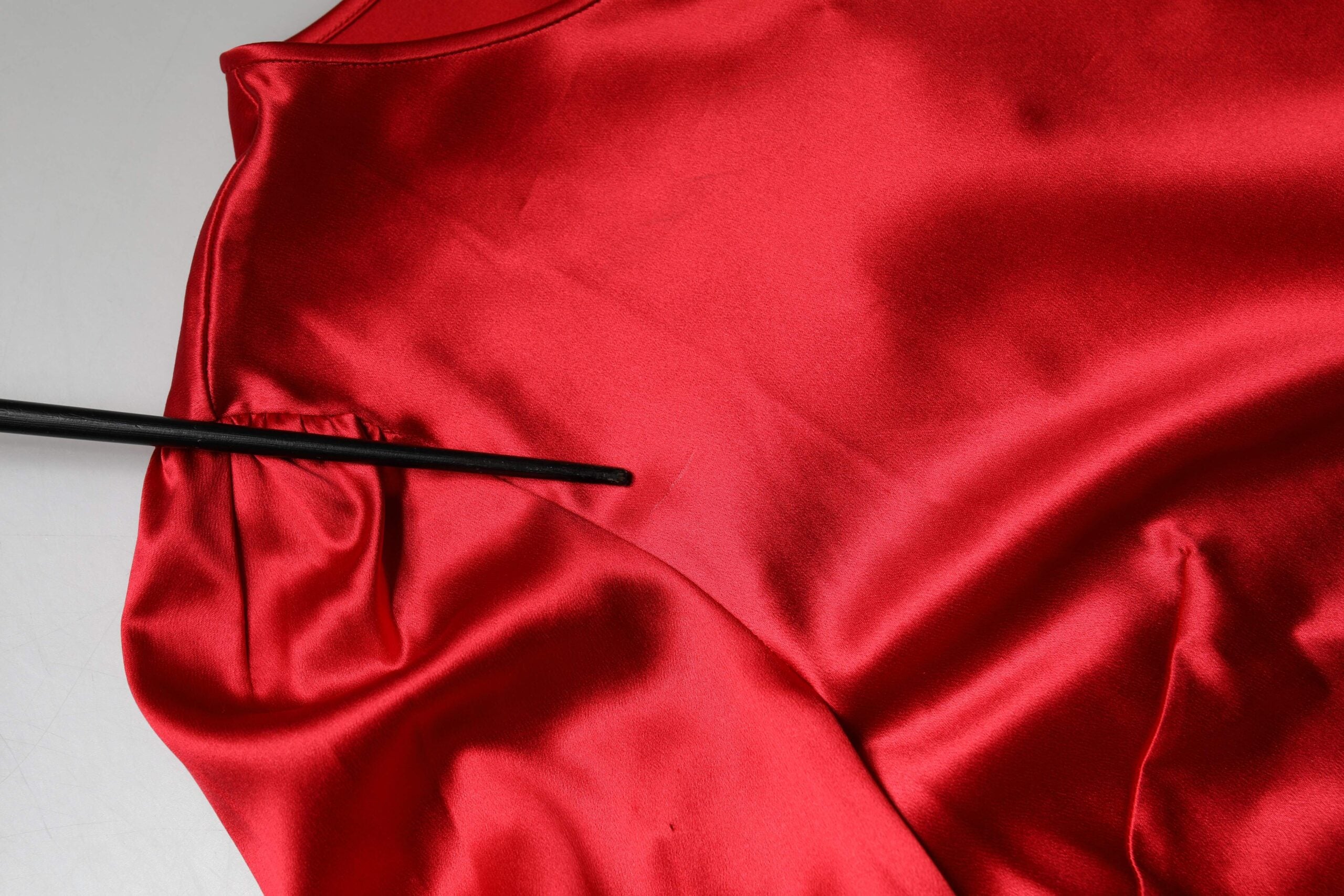 Blusa de satén rojo con encaje y cuello redondo de Dolce & Gabbana