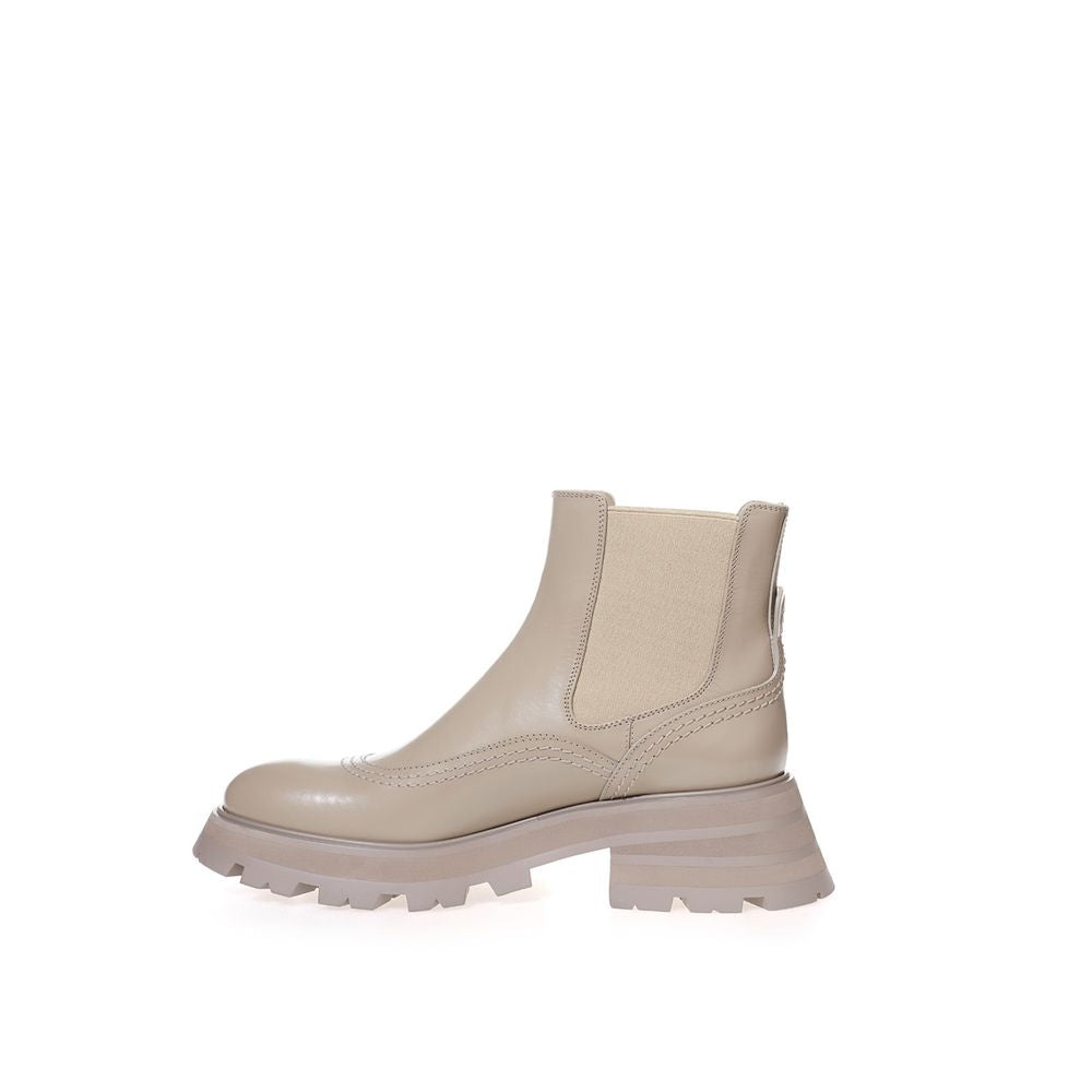 Botas de cuero gris elegantes Alexander McQueen para pasos con estilo