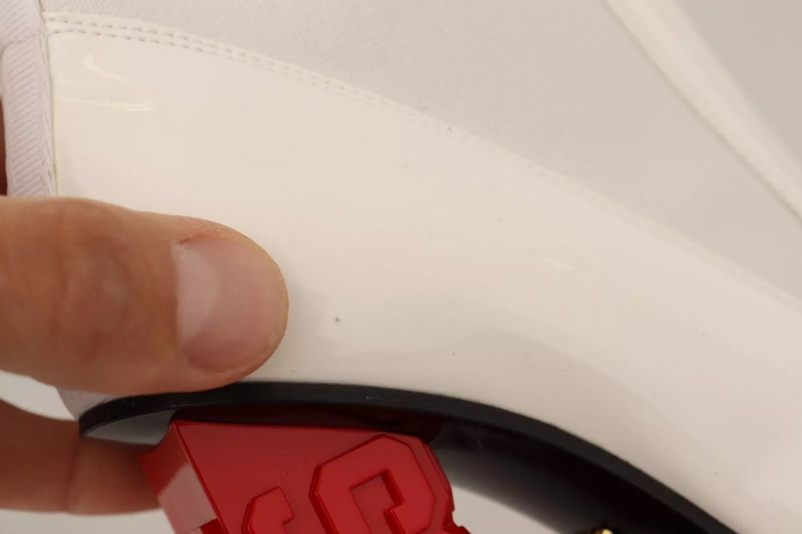 Botines GCDS de piel blanca y tela con tacón de logo rojo