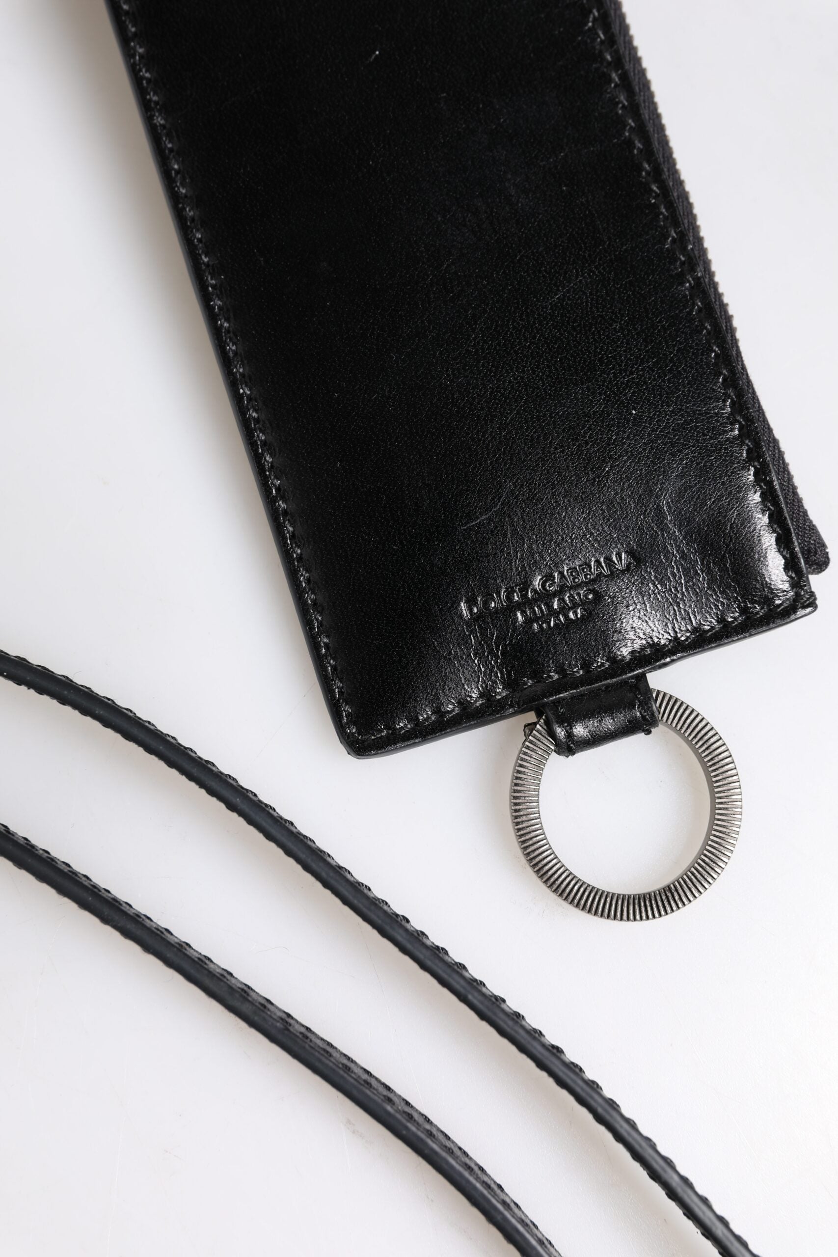 Tarjetero tipo cartera con cordón de cuero negro con logo grabado de Dolce & Gabbana