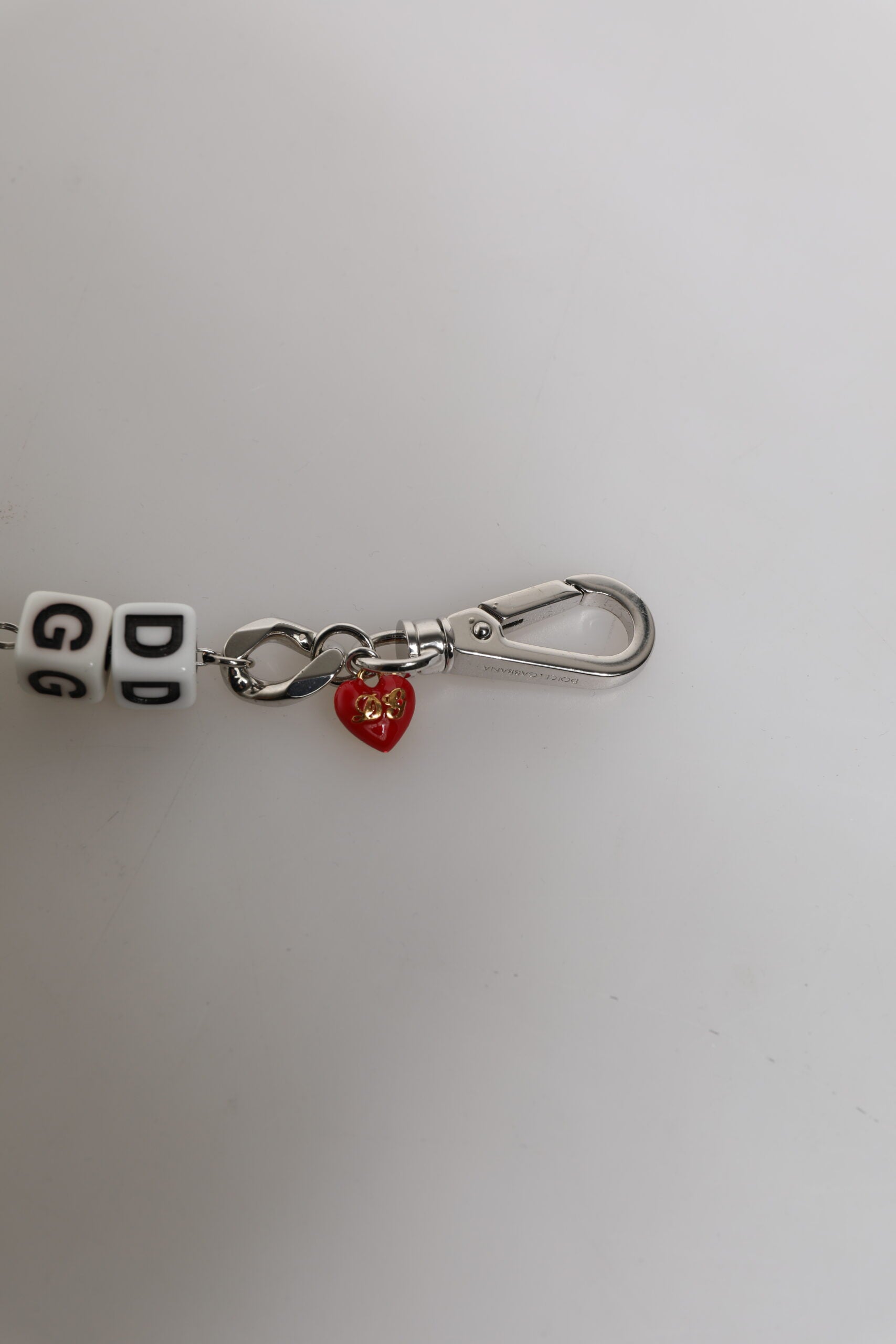 Pulsera con dije adornado con logo de dados de latón en tono plateado de Dolce & Gabbana