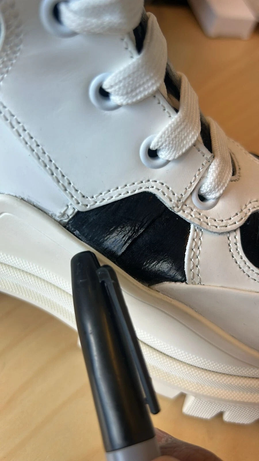 Botas Dolce & Gabbana blancas acolchadas de media caña con cordones
