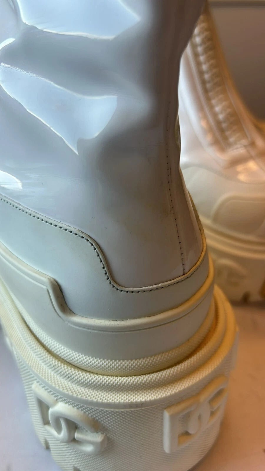 Botines Dolce & Gabbana de piel blanca con logo de goma