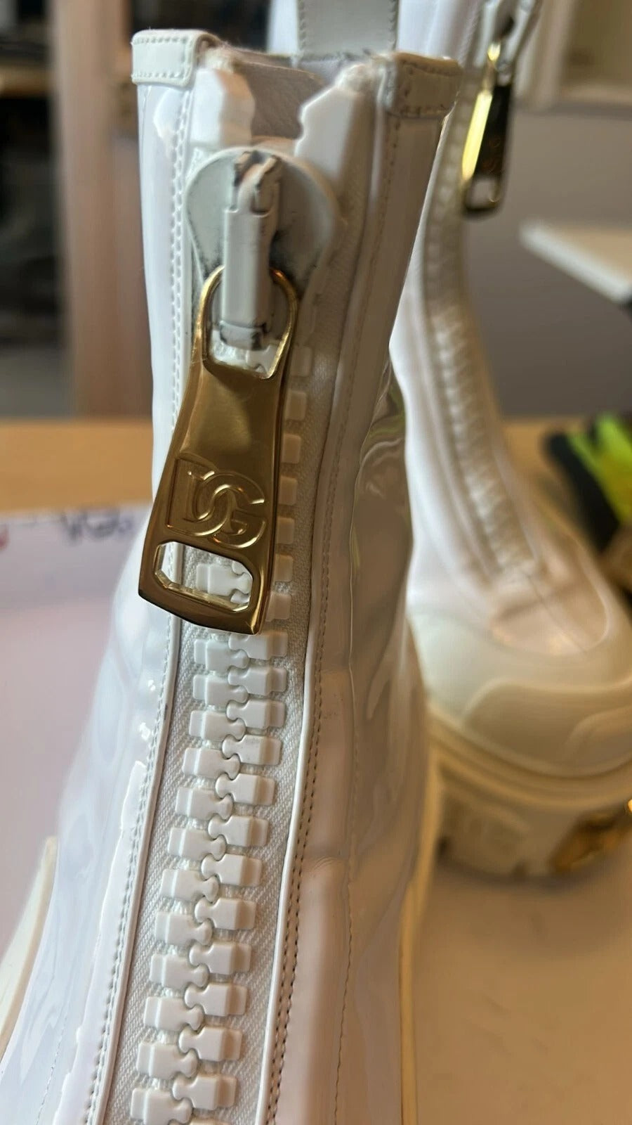 Botines Dolce & Gabbana de piel blanca con logo de goma
