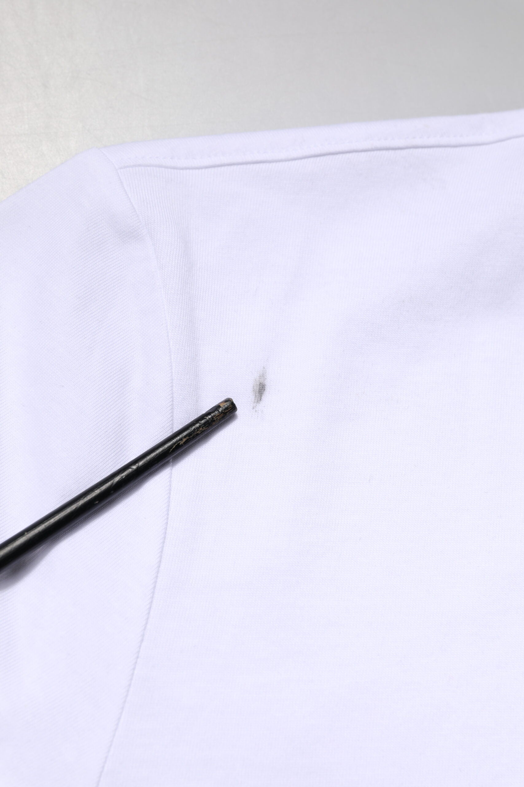 Camiseta Dolce & Gabbana blanca con cuello redondo y logo bordado