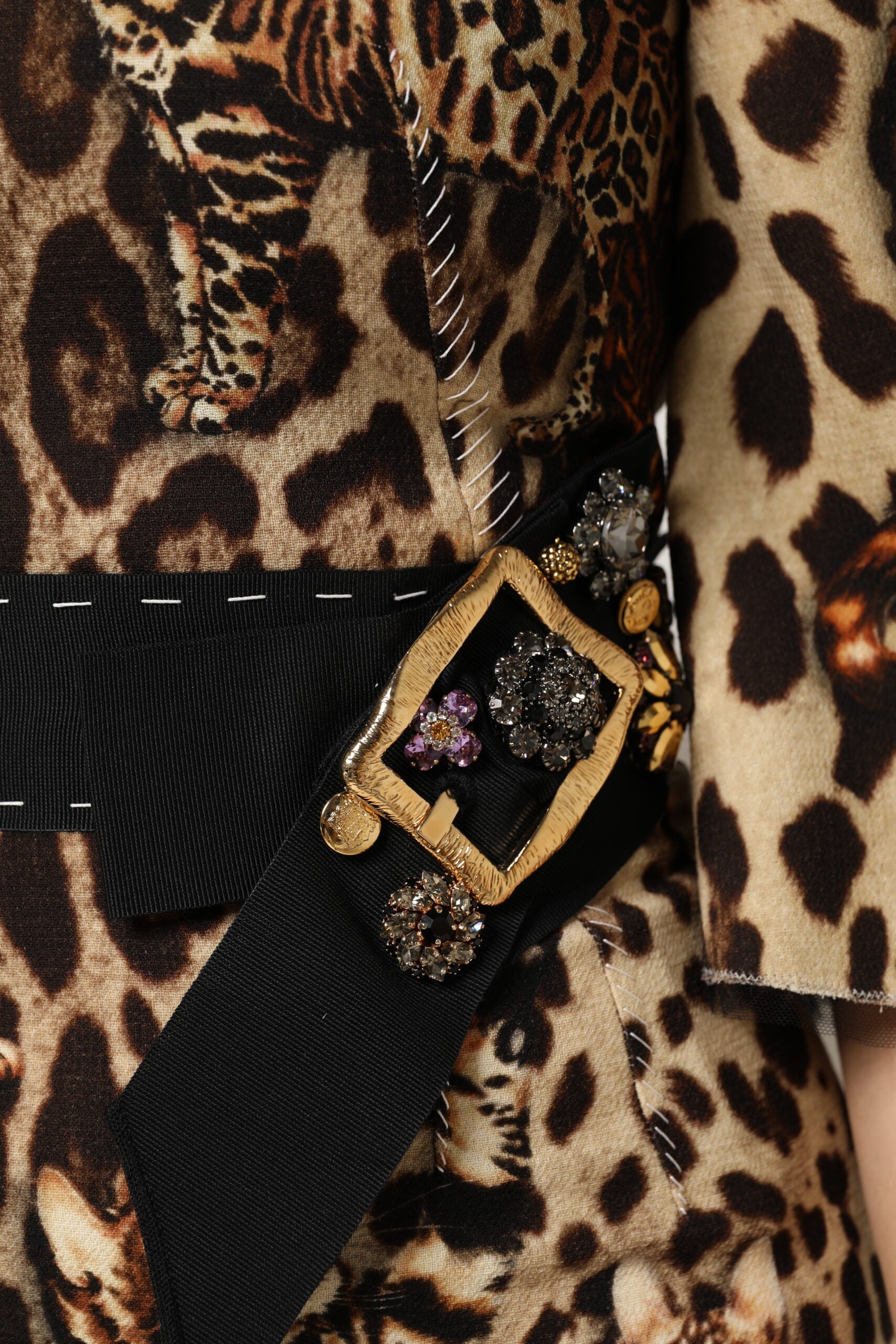 Vestido midi acampanado con cinturón y estampado de leopardo marrón de Dolce & Gabbana