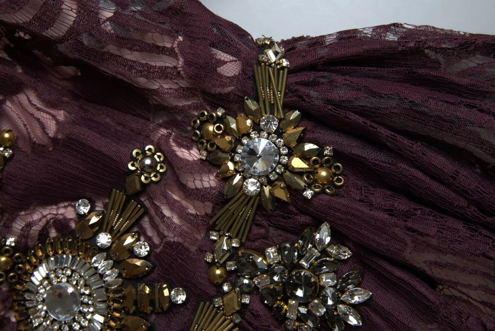 Vestido de gala de línea A de viscosa morada y cristales de Dolce & Gabbana