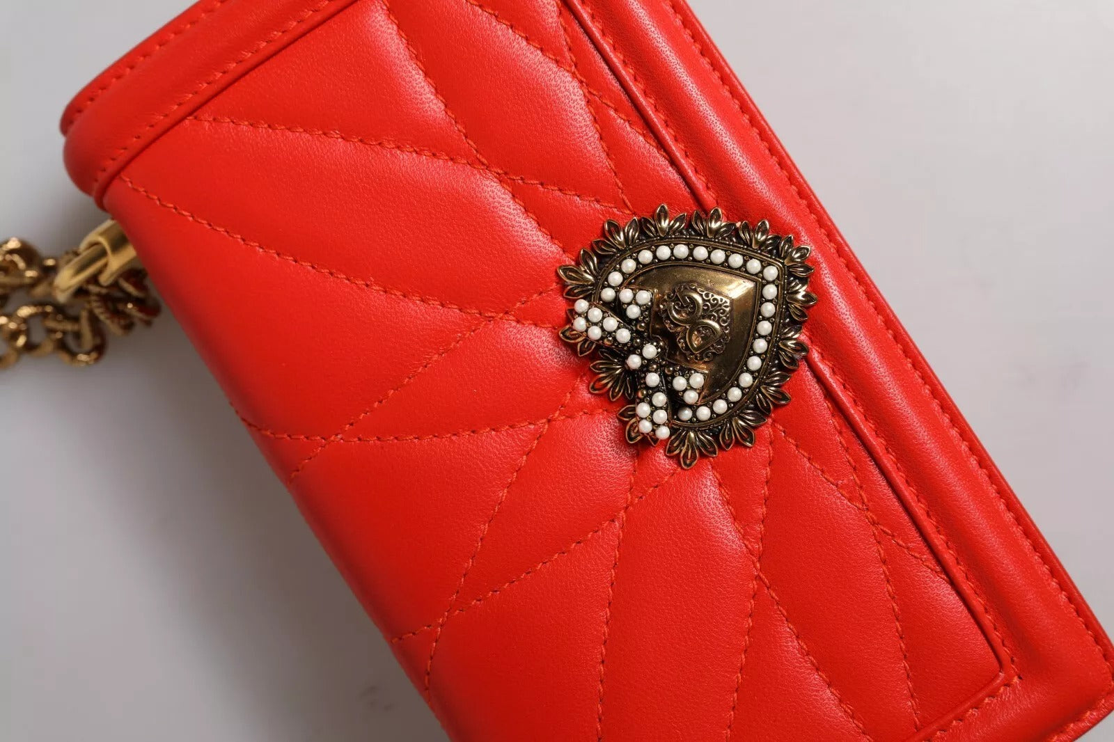 Bolso para teléfono móvil Dolce & Gabbana Devotion acolchado rojo con correa, compatible con iPhone 11 Pro