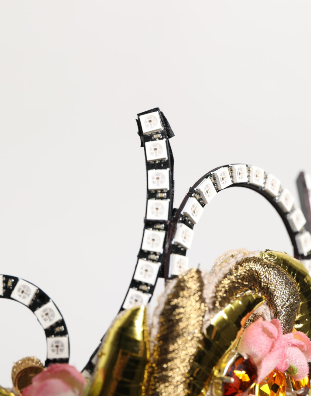 Diadema con incrustaciones de cristal en latón dorado de Dolce & Gabbana