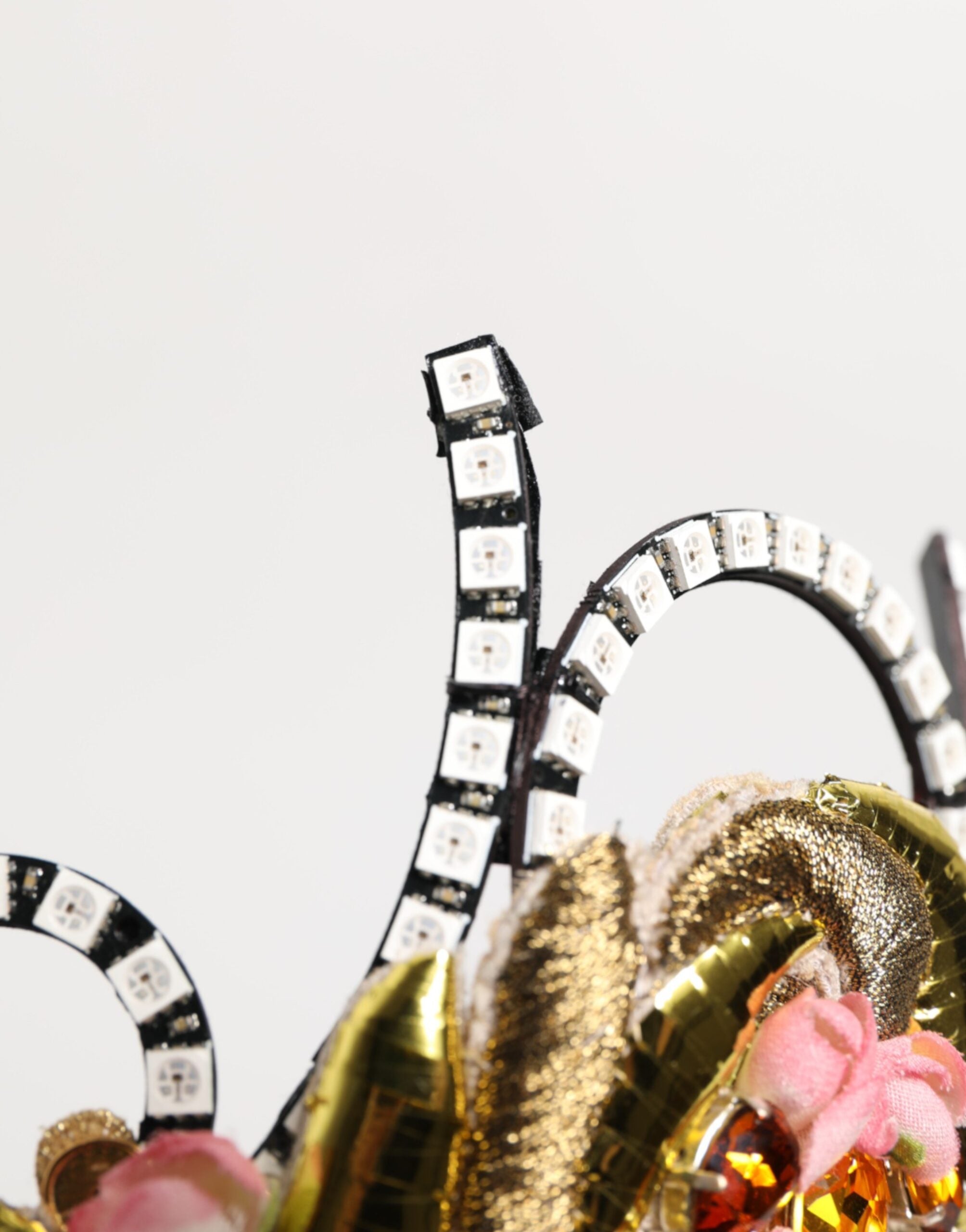 Diadema con incrustaciones de cristal en latón dorado de Dolce & Gabbana