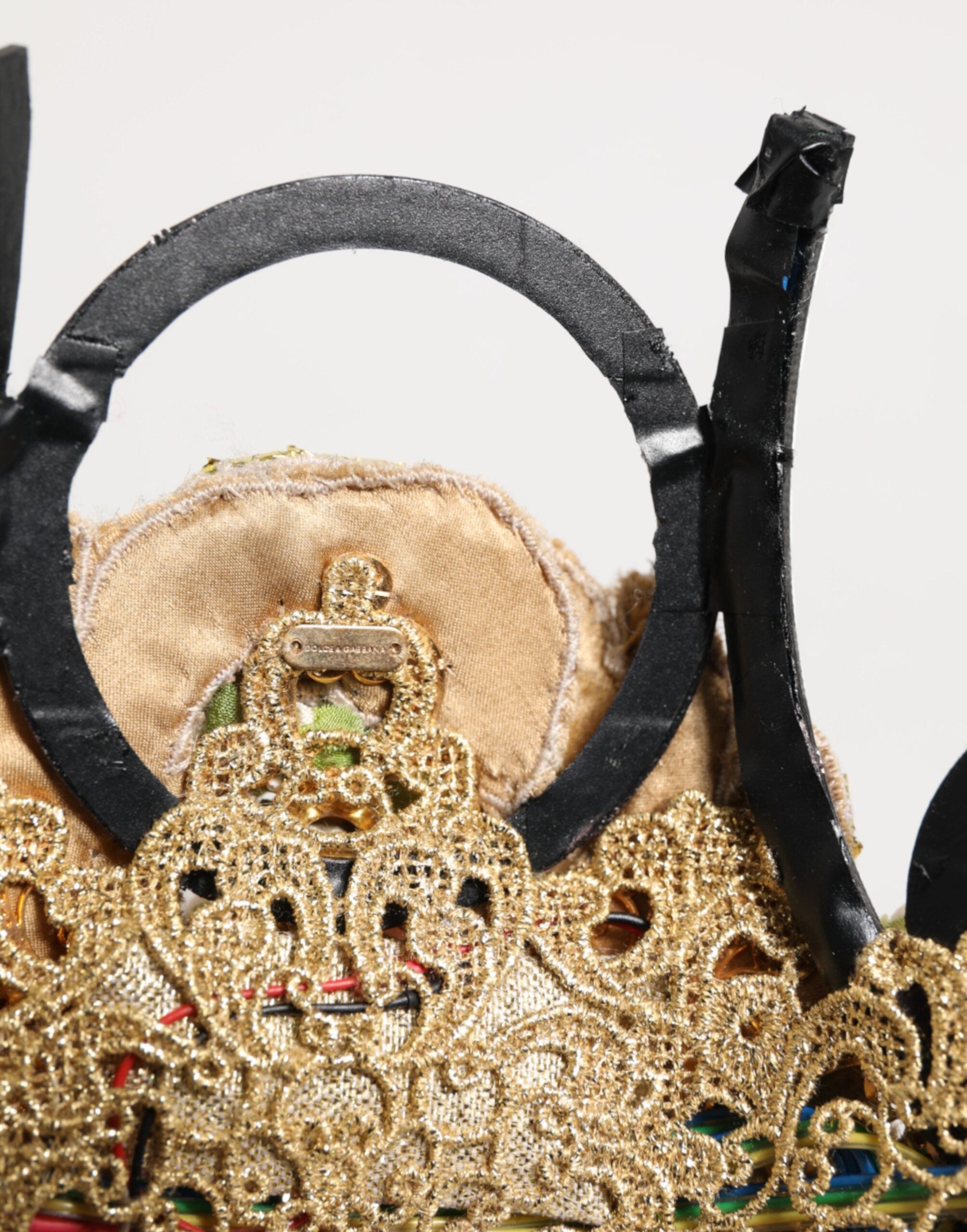 Diadema con incrustaciones de cristal en latón dorado de Dolce & Gabbana