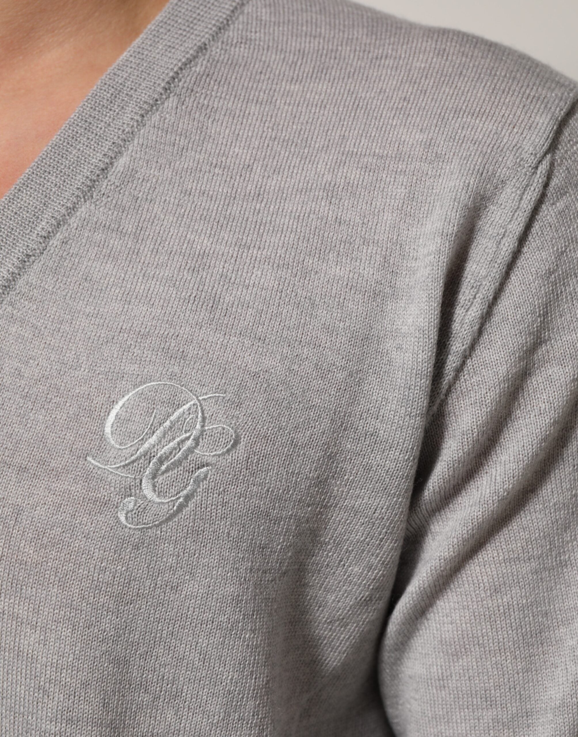 Suéter Pulóver Dolce & Gabbana de Lana Gris con Logo y Cuello en V