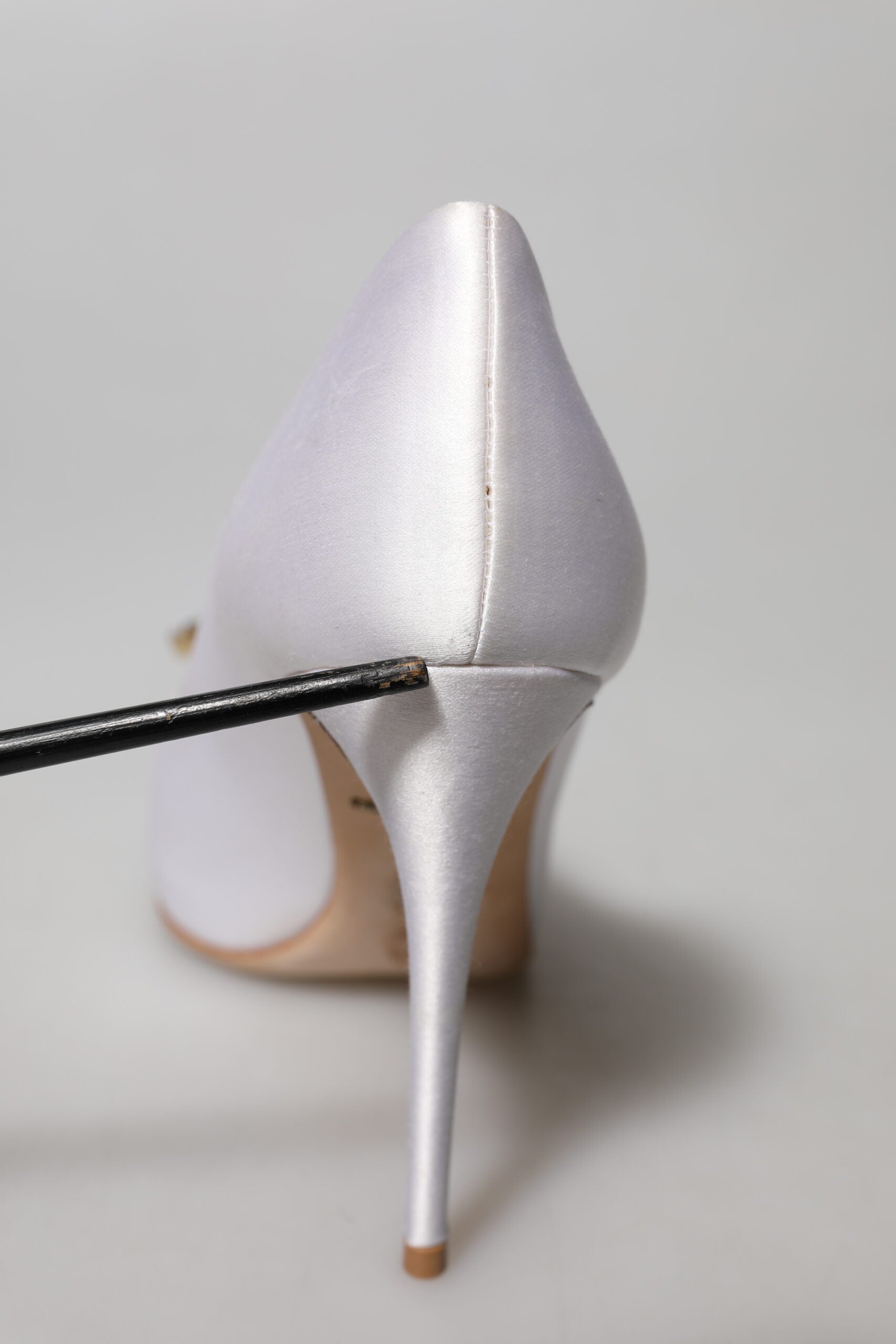 Zapatos de tacón Dolce & Gabbana de satén con cristales blancos y puntera abierta