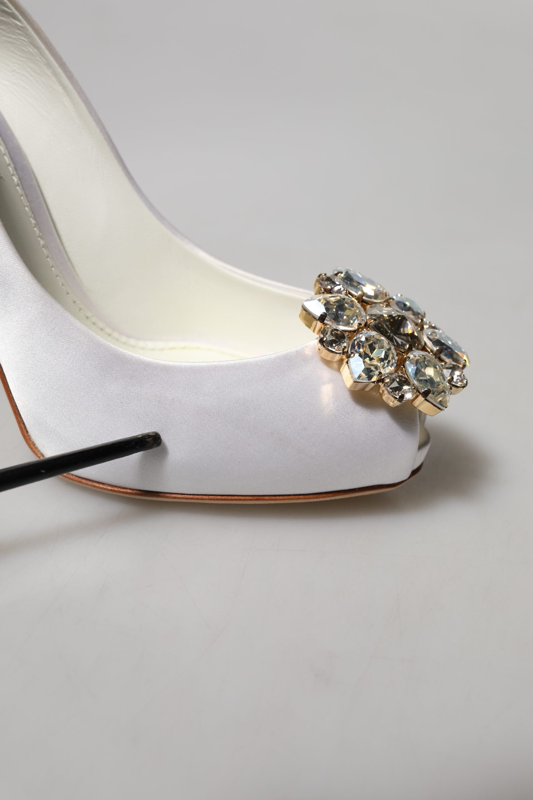 Zapatos de tacón Dolce & Gabbana de satén con cristales blancos y puntera abierta