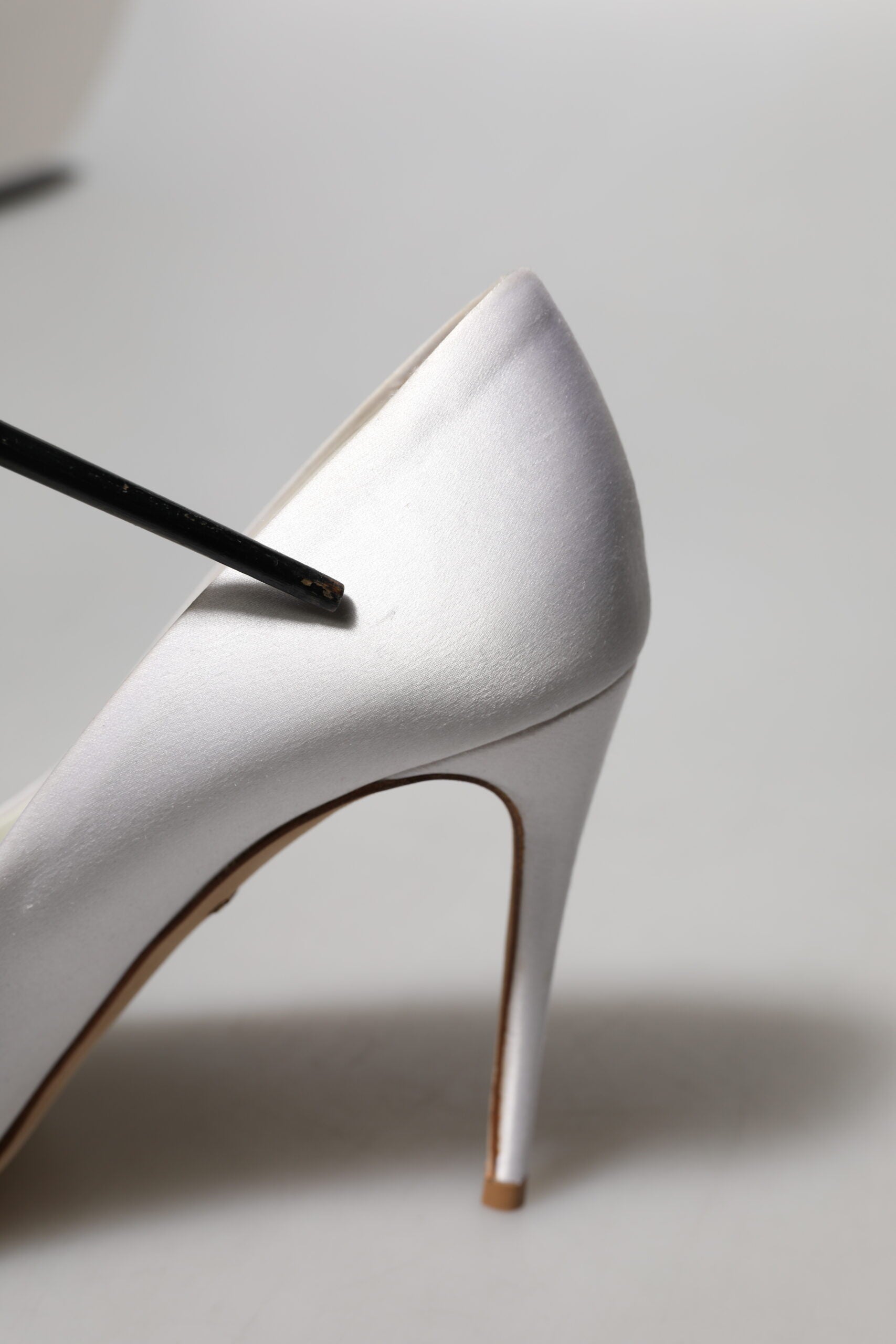 Zapatos de tacón Dolce & Gabbana de satén con cristales blancos y puntera abierta