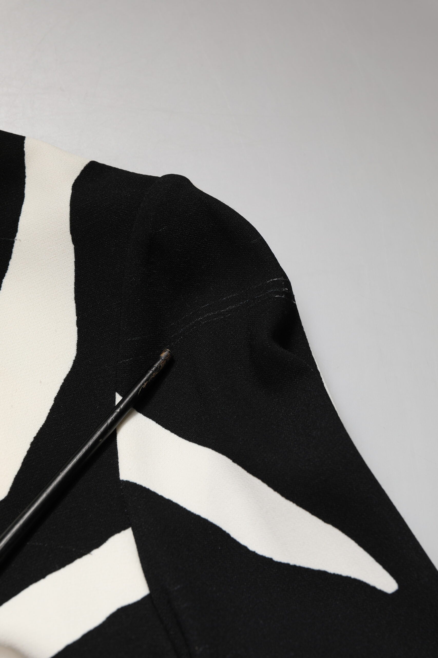 Vestido tubo midi de viscosa con estampado de cebra blanco y negro de Dolce & Gabbana