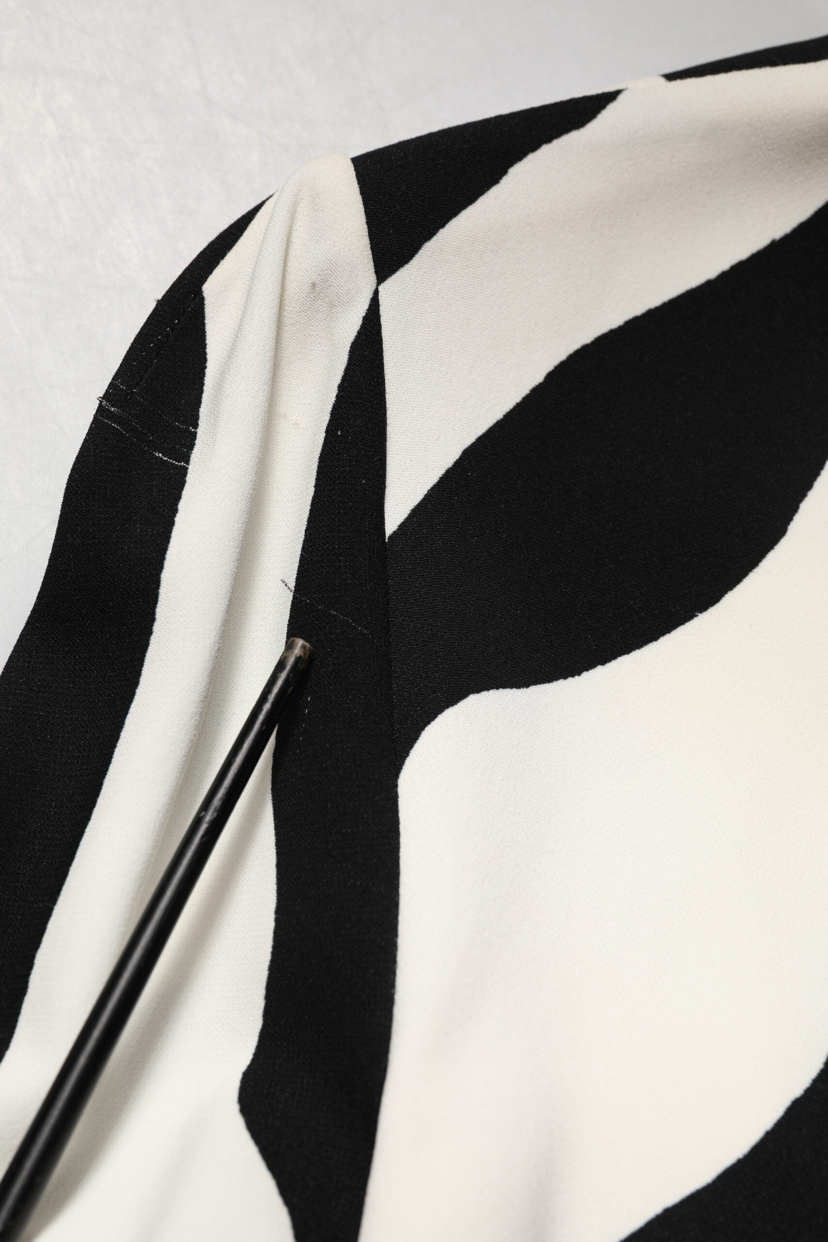 Vestido tubo midi de viscosa con estampado de cebra blanco y negro de Dolce & Gabbana