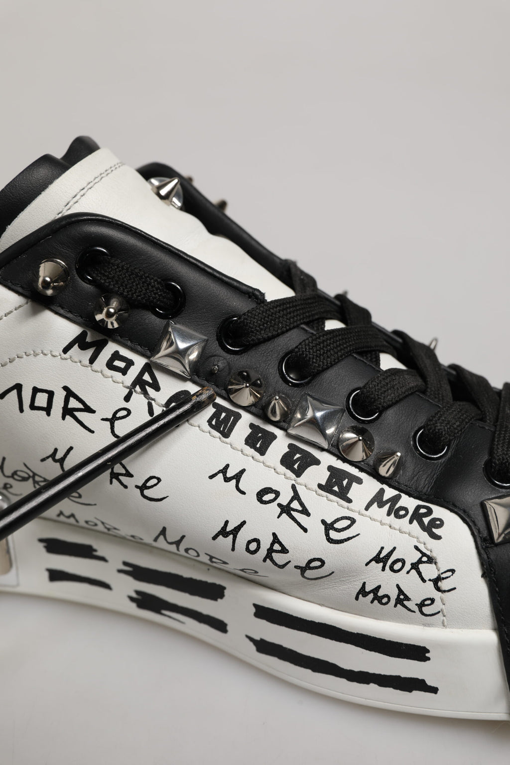Dolce & Gabbana Zapatillas Bajas Tachonadas Blancas Negras
