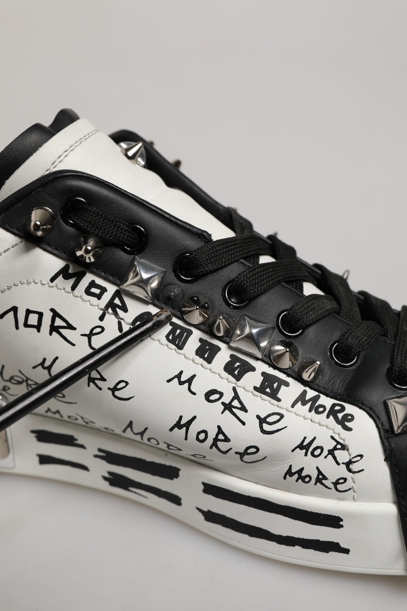 Dolce & Gabbana Zapatillas Bajas Tachonadas Blancas Negras